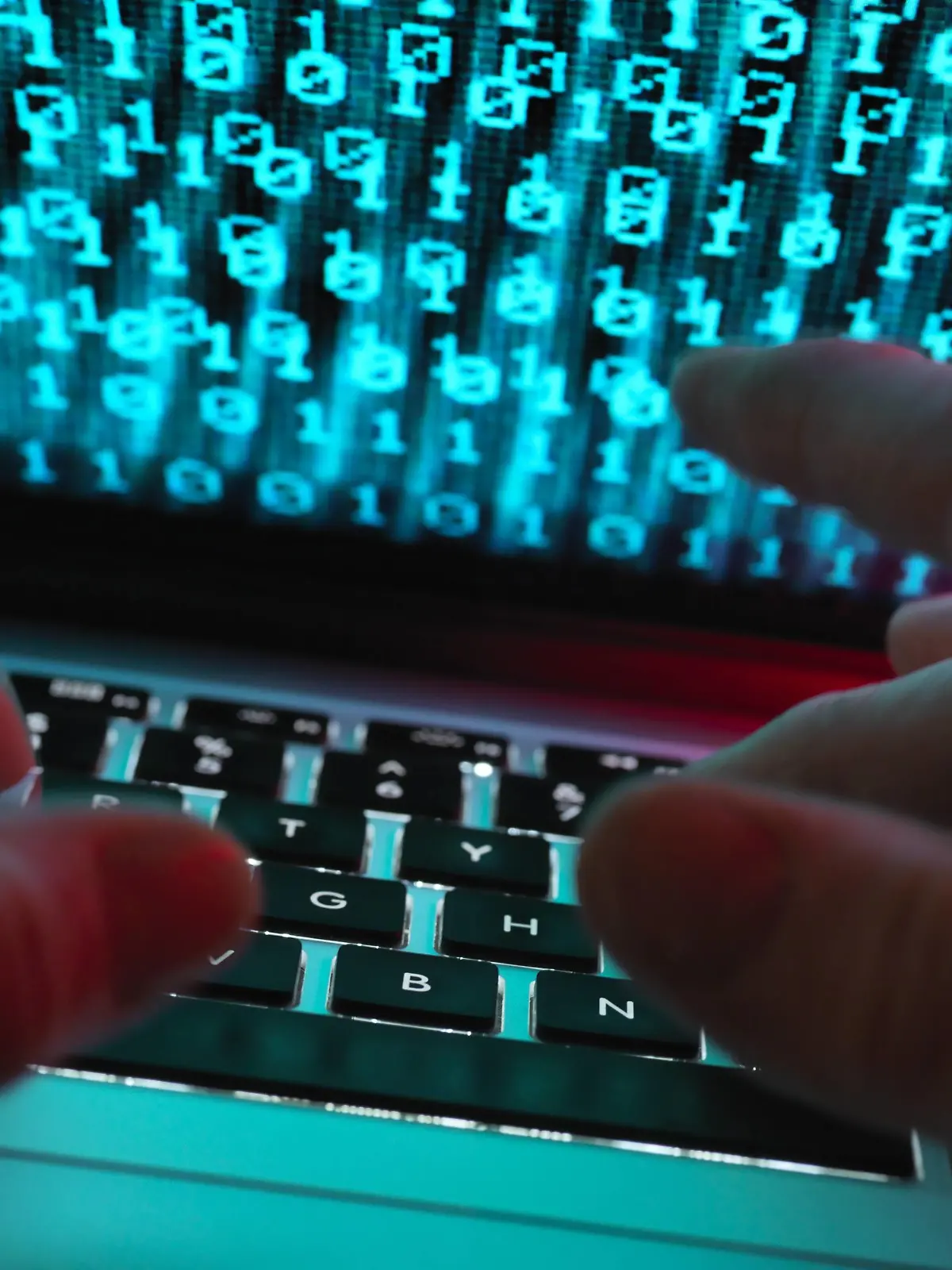  Hacker coding a computer virus infecting a laptop model released Symbolfoto property released PUBLICATIONxINxGERxSUIxAUTxHUNxONLY ABRF00346