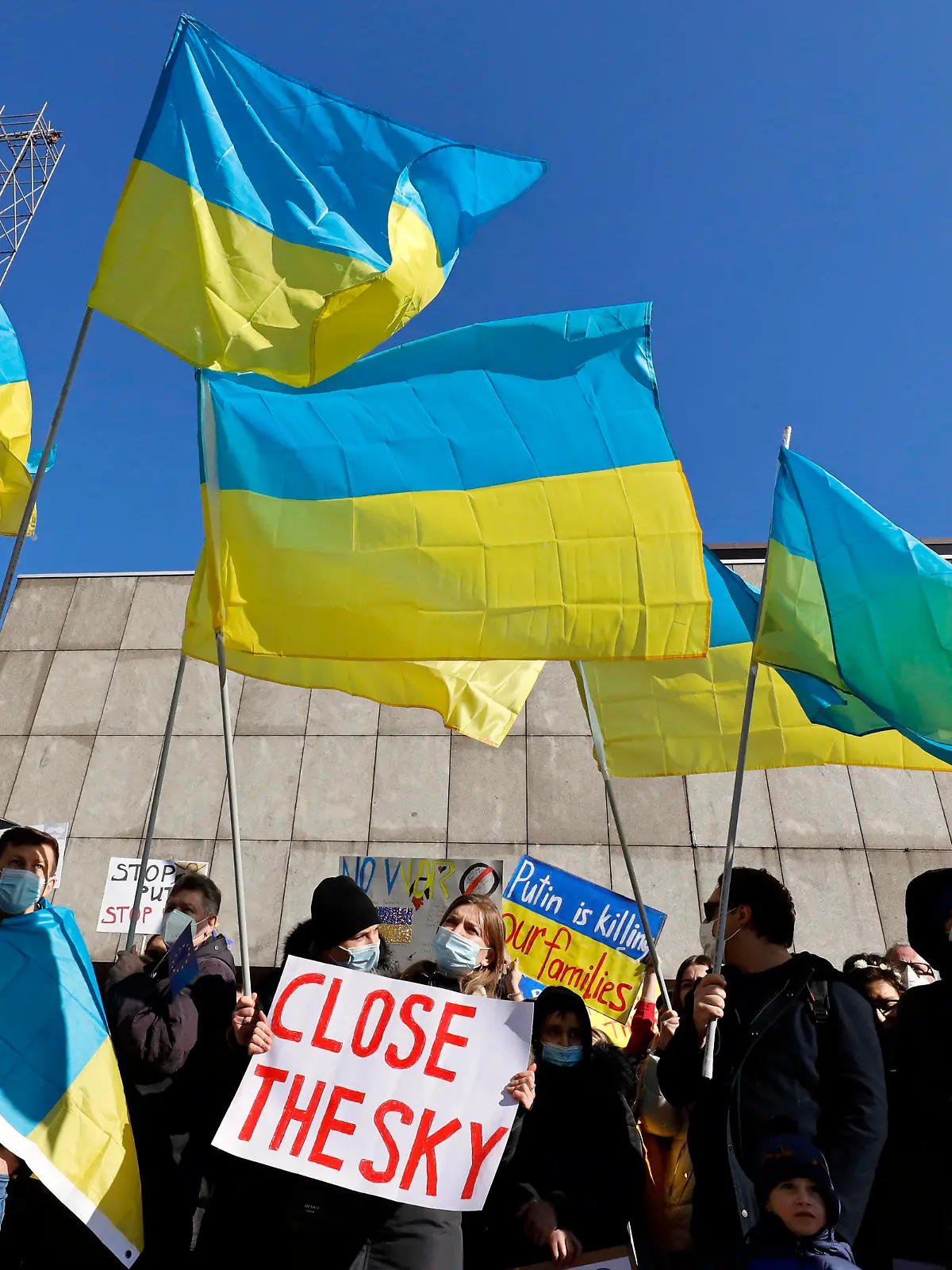 Tausende Kölner nahmen an der Ukraine-Demo auf dem Roncalliplatz teil, um ein Zeichen des Friedens zu setzen. Mit einer Schweigeminute gedachte man der Opfer der Kampfhandlungen. Auch gab es Forderungen, die Ukraine mit Kriegswaffen zu beliefern, in die EU aufzunehmen und die NATO zu entsenden. Zu der Kundgebung hatten die Organisationen Pulse of Europe Köln und das Blau-Gelbe Kreuz Köln aufgerufen. Köln, 27.02.2022 *** Thousands of Cologne took part in the Ukraine demo on Roncalliplatz to set a sign of peace With a minute of silence, the victims of the fighting were commemorated There were also demands to supply Ukraine with weapons of war, to accept it into the EU and to send NATO To the rally had called the organizations Pulse of Foto:xC.xHardtx/xFuturexImage 