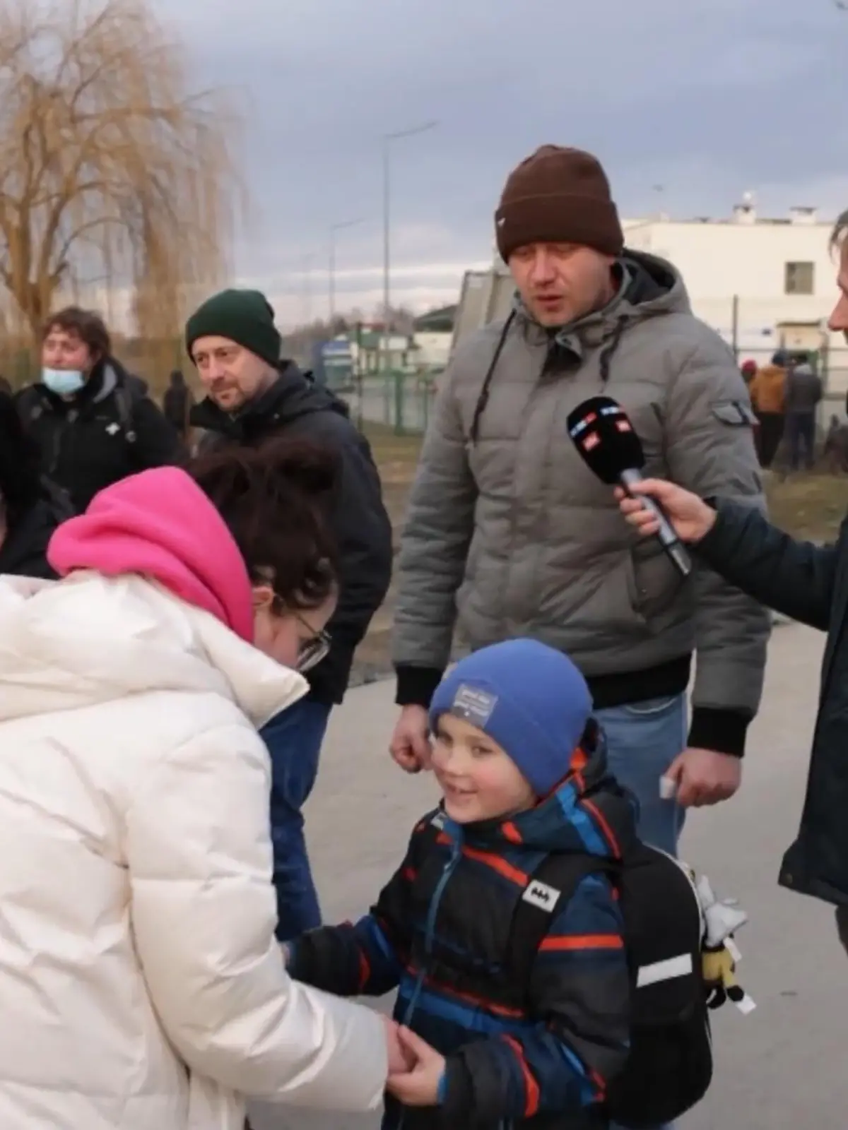 Erleichterung und Angst, gerade liegt das wohl nirgendwo so nah beieinander wie an den westlichen Grenzen der Ukraine. Hier warten Angehörige und Helfer seit Tagen auf Flüchtende. Die wiederum stehen auf der anderen Seite in langen Schlangen. Unser Reporter Torsten Misler ist  in Polen und hat hier unter anderem Iryna und ihren kleinen Sohn getroffen. Sie und ihr Mann wurden bei der Flucht getrennt...  