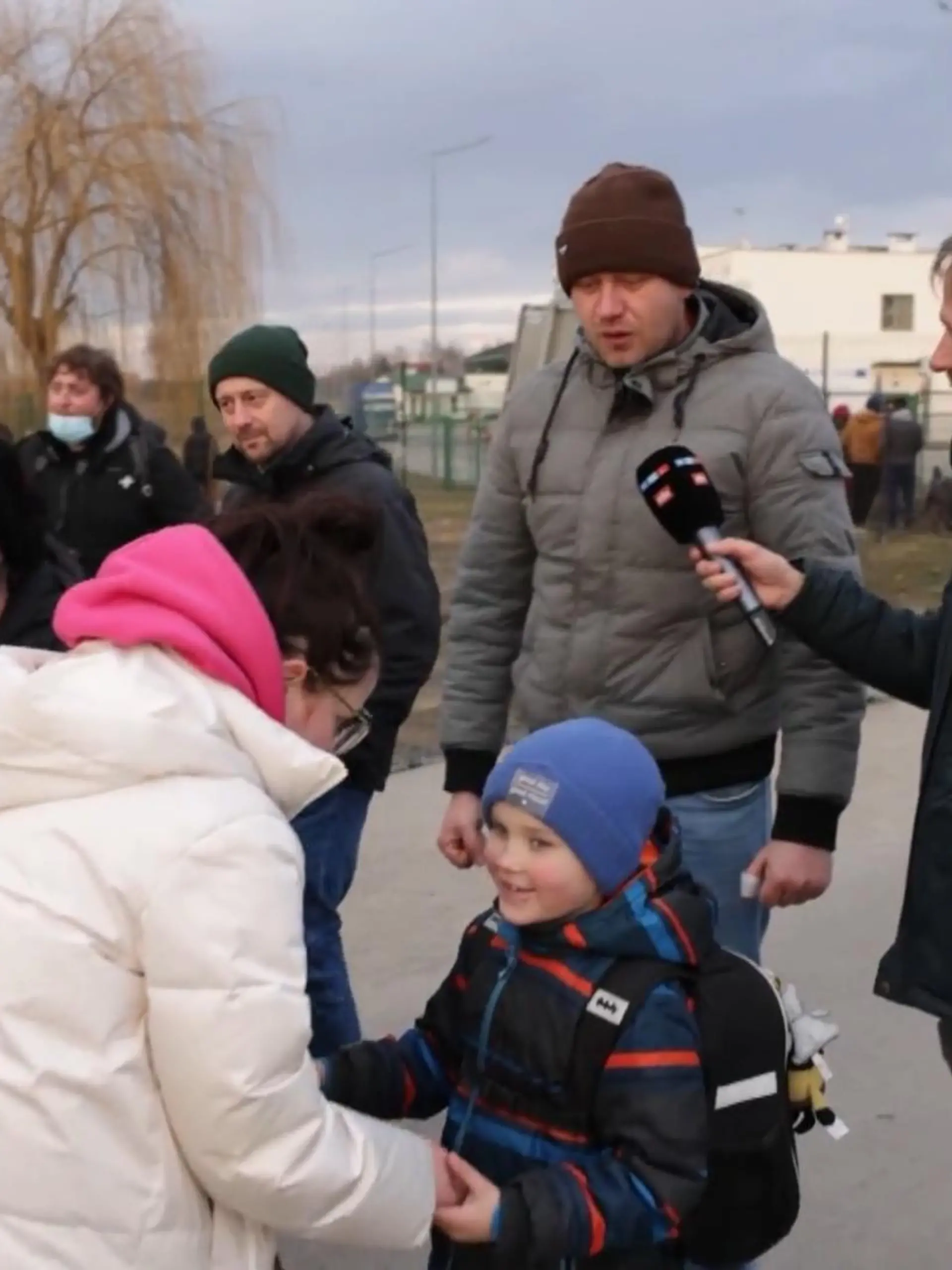 Erleichterung und Angst, gerade liegt das wohl nirgendwo so nah beieinander wie an den westlichen Grenzen der Ukraine. Hier warten Angehörige und Helfer seit Tagen auf Flüchtende. Die wiederum stehen auf der anderen Seite in langen Schlangen. Unser Reporter Torsten Misler ist  in Polen und hat hier unter anderem Iryna und ihren kleinen Sohn getroffen. Sie und ihr Mann wurden bei der Flucht getrennt...  