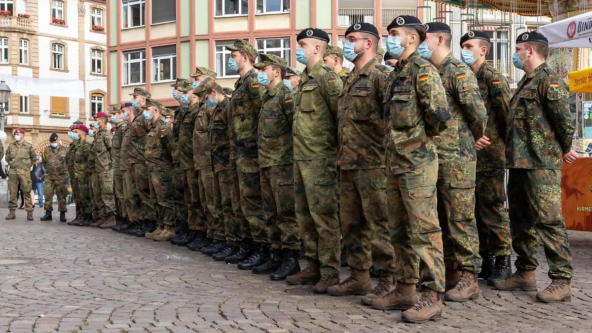 22.10.2020, xjmx, Lokal Frankfurt Oberbuergermeister Feldmann trifft Frankfurter Bundeswehr-Abordnung, v.l. Bundeswehr auf dem Römerberg in Frankfurt am Main, Frankfurt Hessen Deutschland DEU *** 22 10 2020, xjmx, Lokal Frankfurt Lord Mayor Feldmann meets Frankfurt Bundeswehr Detachment, v l Bundeswehr on the Römerberg in Frankfurt am Main, Frankfurt Hessen Germany DEU