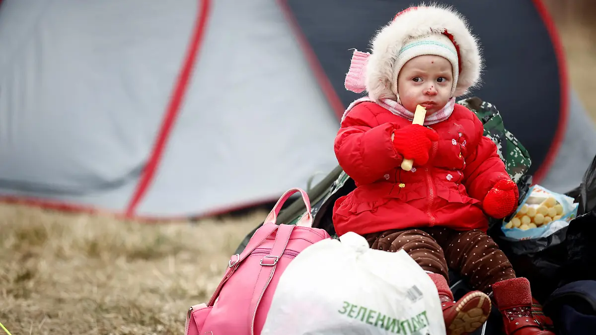 A child fleeing Russian invasion of Ukraine looks on at a temporary camp in Przemysl, Poland, February 28, 2022. REUTERS/Yara Nardi
