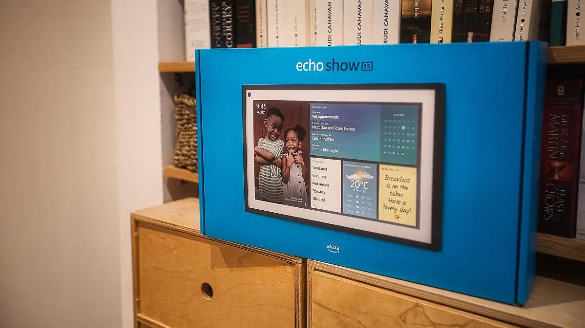 Der Echo Show 15 macht mit seiner Größe und seinem Gewicht schon einiges her