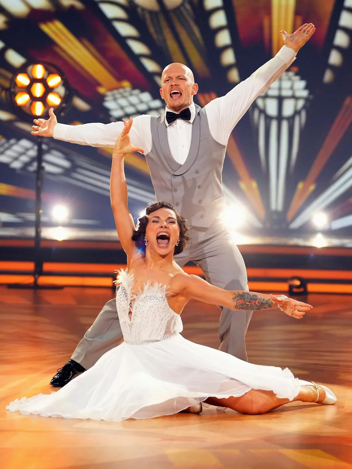 Fabian Hambüchen und Anastasia Maruster tanzen Quickstep.

+++ Die Verwendung des sendungsbezogenen Materials ist nur mit dem Hinweis und Verlinkung auf RTL+ gestattet. +++