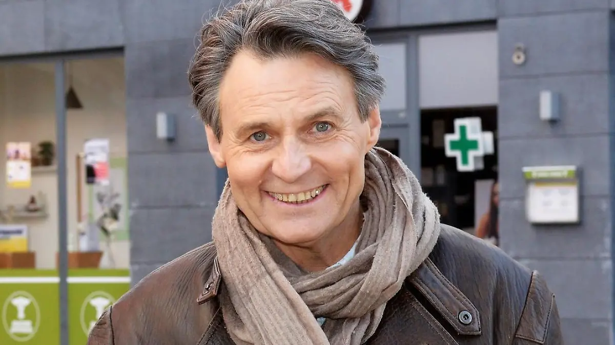 GZSZ-Legende Wolfgang Bahro (spielt Dr. Jo Gerner) am neuen Außenset.
Die Verwendung des sendungsbezogenen Materials ist nur mit dem Hinweis und Verlinkung auf TVNOW gestattet.