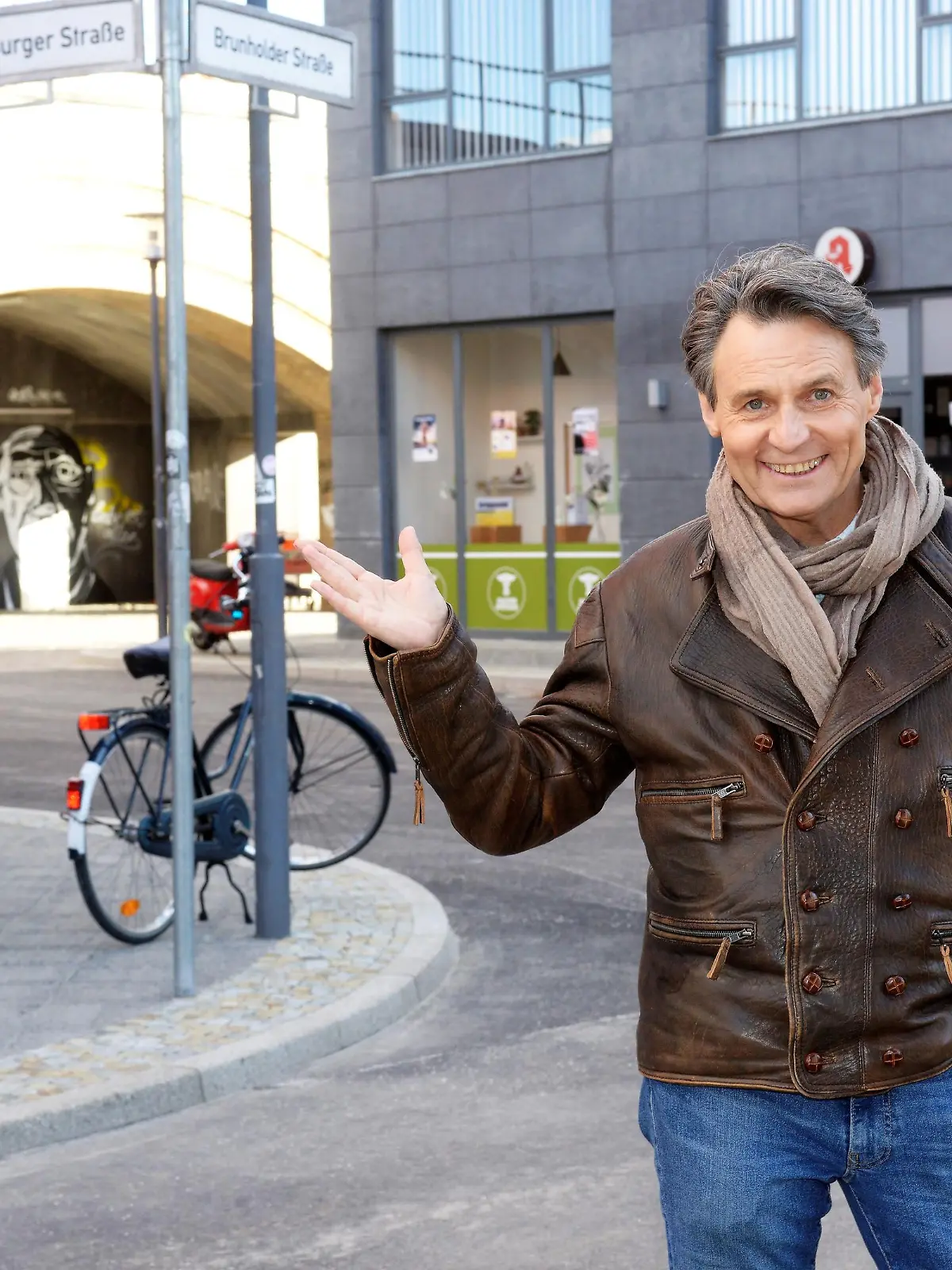 GZSZ-Legende Wolfgang Bahro (spielt Dr. Jo Gerner) am neuen Außenset.

Die Verwendung des sendungsbezogenen Materials ist nur mit dem Hinweis und Verlinkung auf TVNOW gestattet.