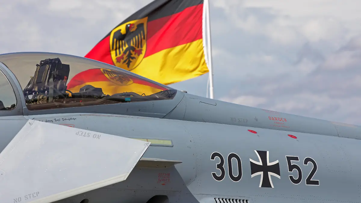 Eurofighter des Taktischen Luftwaffengeschwaders 31 Boelcke mit der Kennung 3052. Im Hintergrund die Bundesdienstflagge der Bundeswehr. Erstmalig übt die israelische Luftwaffe IAF im Rahmen der gemeinsamen Übung Blue Wings 2020 von deutschem Boden aus. Vom Fliegerhorst Nörvenich aus werden gemeinsame Luftoperationen von israelischen F-16 und Eurofightern des Taktischen Luftwaffengeschwaders 31 Boelcke geflogen. Nörvenich Nordrhein-Westfalen Deutschland *** Eurofighter of the Tactical Air Force Wing 31 Boelcke with the identification 30 52 In the background the German flag of the German Armed For the first time the Israeli Air Force IAF is training from German ground during the joint exercise Blue Wings 2020 Joint air operations of I