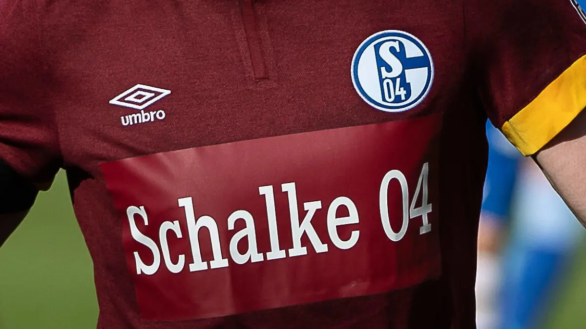  Schalke 04 ohne Logo, Schriftzug Gazprom auf dem Trikot. Russischer Hauptsponsor Gazprom vom Trikot entfernt. Karlsruher SC vs FC Schalke 04, Fussball, Herren, 2. Bundesliga, 24. Spieltag, Saison 21/22, GER, 26.02.2022, DFL REGULATIONS PROHIBIT ANY USE OF PHOTOGRAPHS AS IMAGE SEQUENCES AND/OR QUASI-VIDEO, Karlsruher SC vs FC Schalke 04, Fussball, Herren, 2. Bundesliga, 24. Spieltag, Saison 21/22, GER, 26.02.2022 Karlsruhe *** Schalke 04 without logo, Gazprom lettering on jersey Russian main sponsor Gazprom removed from jersey Karlsruher SC vs FC Schalke 04, Football, Men, 2 Bundesliga, 24 Matchday, Season 21 22, GER, 26 02 2022, DFL REGULATES PROHIBIT ANY USE OF PHOTOGRAPHS AS IMAGE SEQUENCES AND OR QUASI VIDEO, Karlsruher SC vs FC Schalke 04, Football, Men, 2 Bundesliga, 24 Matchday, Season 21 22, GER, 26 02 2022 Karlsruhe Copyright: xWolfgangxFrank/Eibner-Pressefotox EP_EER