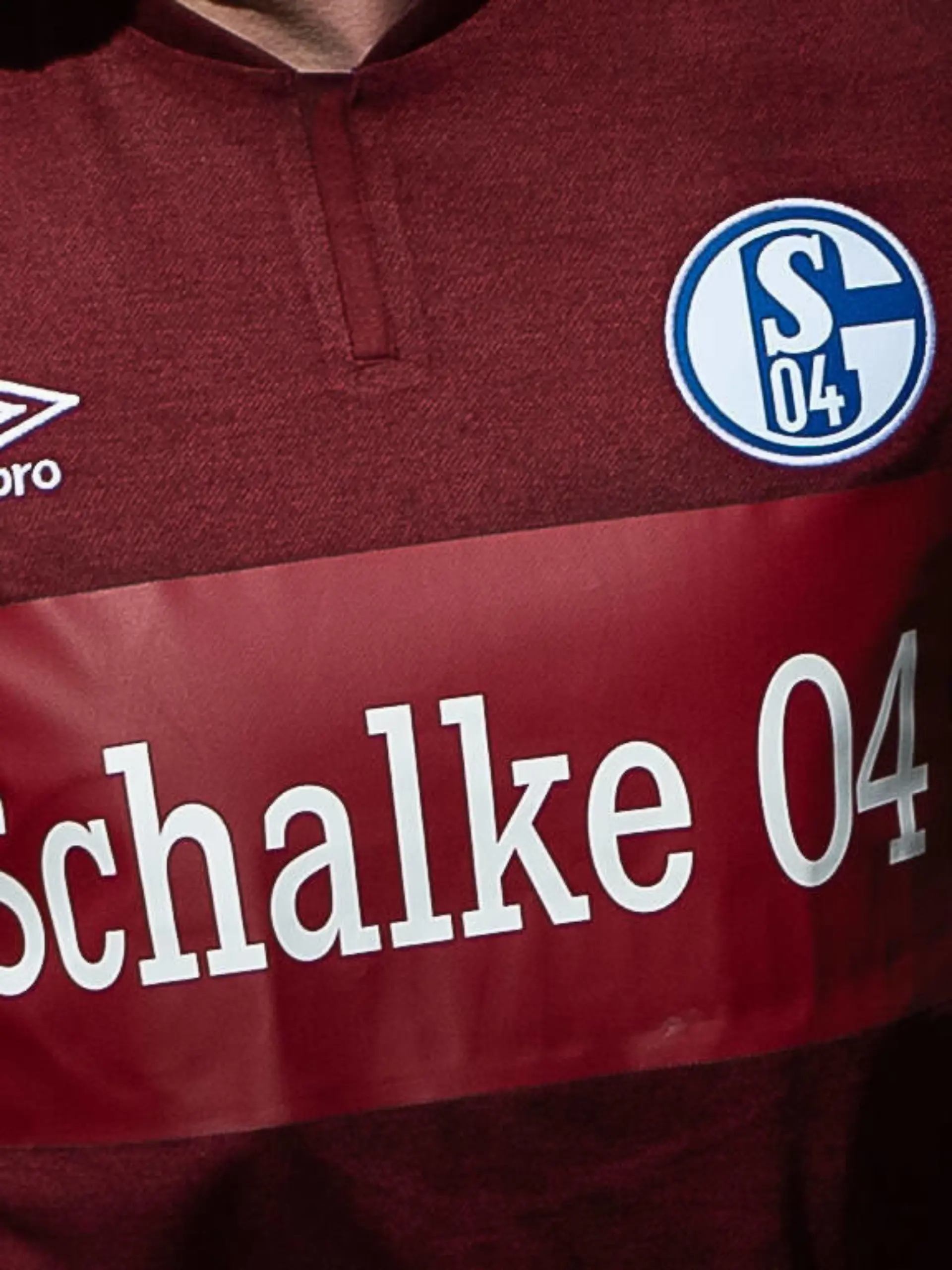  Schalke 04 ohne Logo, Schriftzug Gazprom auf dem Trikot. Russischer Hauptsponsor Gazprom vom Trikot entfernt. Karlsruher SC vs FC Schalke 04, Fussball, Herren, 2. Bundesliga, 24. Spieltag, Saison 21/22, GER, 26.02.2022, DFL REGULATIONS PROHIBIT ANY USE OF PHOTOGRAPHS AS IMAGE SEQUENCES AND/OR QUASI-VIDEO, Karlsruher SC vs FC Schalke 04, Fussball, Herren, 2. Bundesliga, 24. Spieltag, Saison 21/22, GER, 26.02.2022 Karlsruhe *** Schalke 04 without logo, Gazprom lettering on jersey Russian main sponsor Gazprom removed from jersey Karlsruher SC vs FC Schalke 04, Football, Men, 2 Bundesliga, 24 Matchday, Season 21 22, GER, 26 02 2022, DFL REGULATES PROHIBIT ANY USE OF PHOTOGRAPHS AS IMAGE SEQUENCES AND OR QUASI VIDEO, Karlsruher SC vs FC Schalke 04, Football, Men, 2 Bundesliga, 24 Matchday, Season 21 22, GER, 26 02 2022 Karlsruhe Copyright: xWolfgangxFrank/Eibner-Pressefotox EP_EER