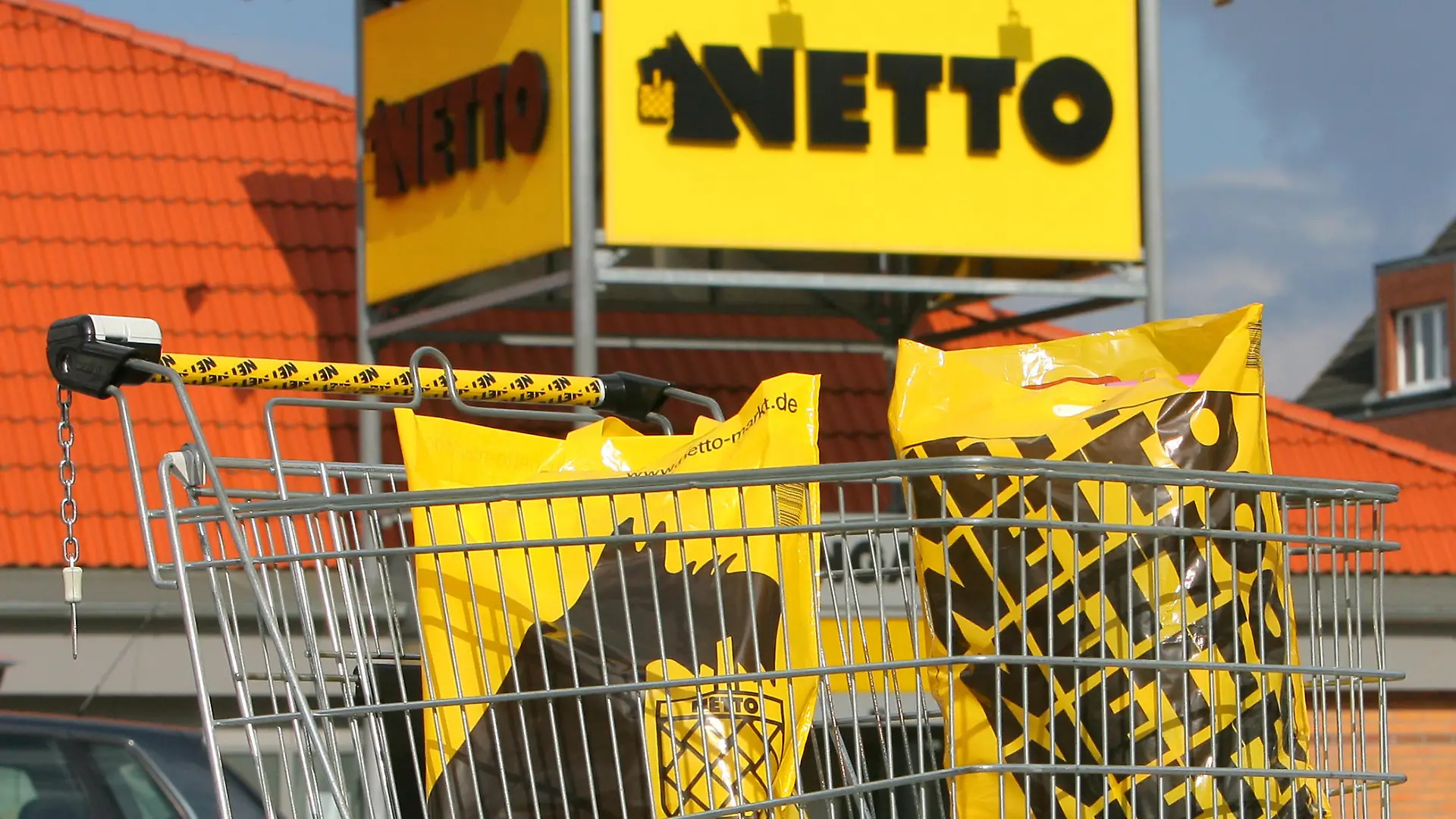 Ein Einkaufswagen mit Einkaufstüten vor einem Verkaufsmarkt der OHG NETTO Supermarkt GmbH & Co. am Dienstag (10.03.2009) in Rostock. Hauptsitz von NETTO Deutschland ist Stavenhagen (Kreis Demmin) in Mecklenburg-Vorpommern. Bundesweit zählt das Unternehmen nach eigenen Angaben mehr als 3.300 Mitarbeiter. Gegründet wurde NETTO Deutschland im Juli 1990 als Tochter des dänischen Unternehmens Dansk Supermarked. Seit 2005 gehört NETTO zu 75 er Dansk Supermarked und zu 25 er Edeka. Das Unternehmen betreibt inzwischen über 280 Märkte in den Berlin, Brandenburg, Mecklenburg-Vorpommern, Sachsen-Anhalt, Sachsen, Niedersachsen, Schleswig-Holstein und dem Großraum Hamburg. Foto: Bernd Wüstneck +++(c) dpa - Report+++