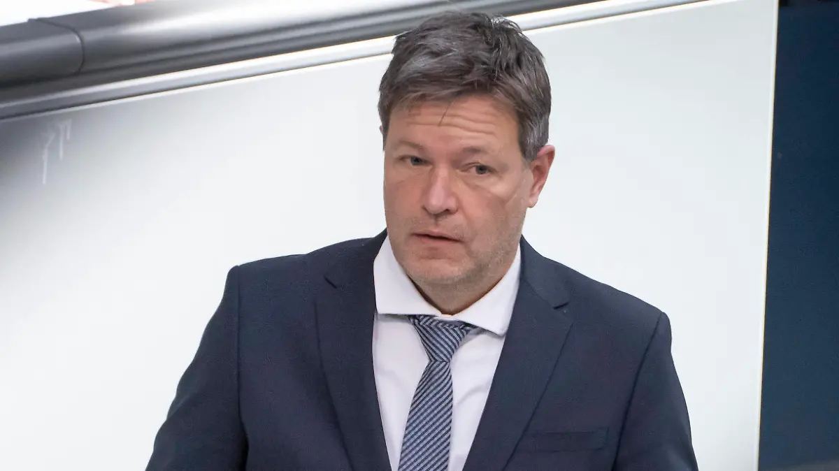  19. Sitzung 20. Deutscher Bundestag am 27.02.2022 Sondersitzung zum Krieg in der Ukraine - Bundeswirtschaftsminister Robert Habeck während seiner Rede19. Sitzung 20. Deutscher Bundestag am 27.02.2022 Sondersitzung zum Krieg in der Ukraine - Bundeswirtschaftsminister Robert Habeck während seiner Rede, Berlin Berlin Deutschland Bundestag *** 19 Session 20 German Bundestag on 27 02 2022 special session on the war in Ukraine Federal Minister of Economics Robert Habeck during his speech 19 Session 20 German Bundestag on 27 02 2022 special session on the war in Ukraine Federal Minister of Economics Robert Habeck during his speech, Berlin Berlin Germany Bundestag