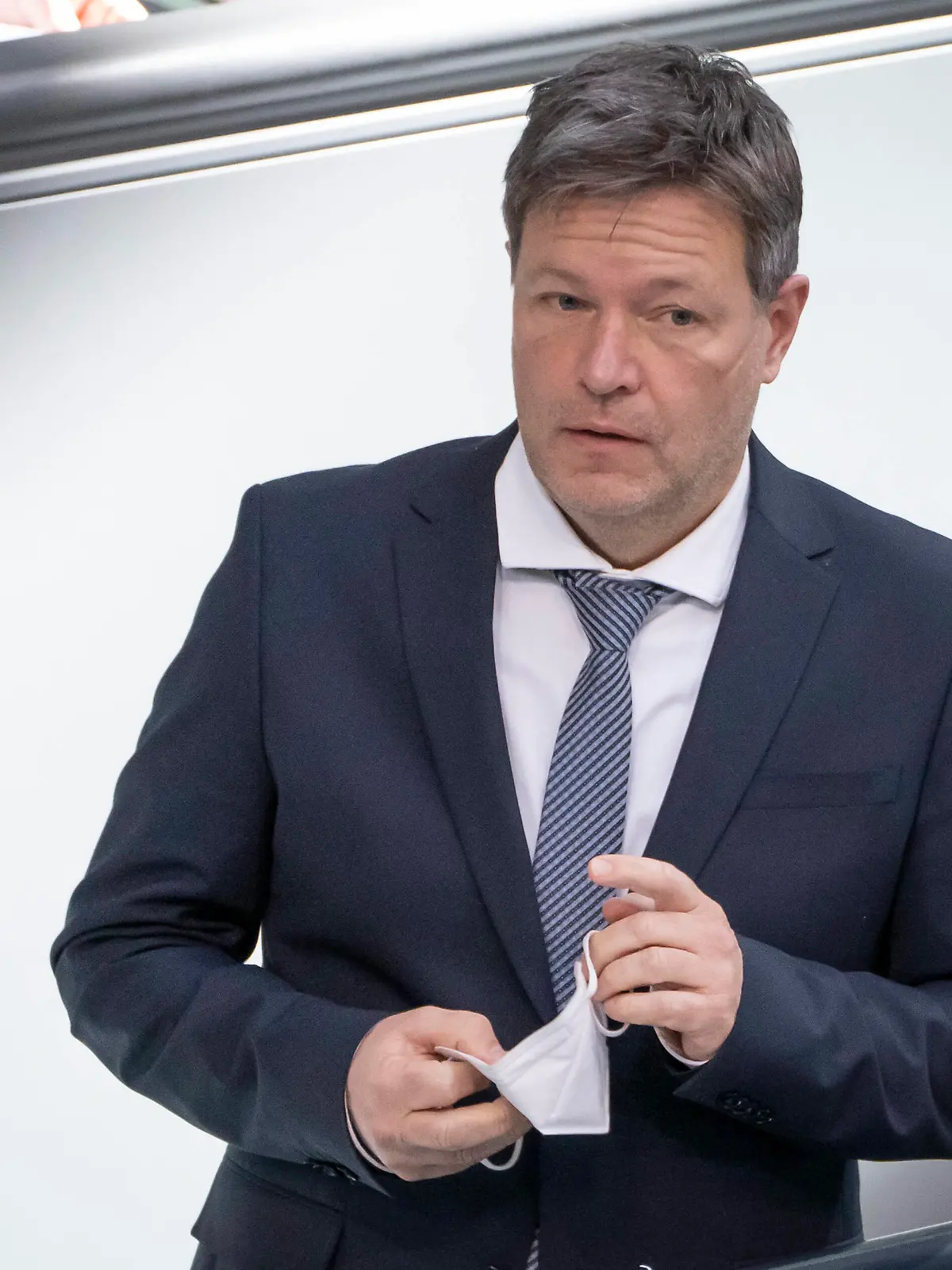  19. Sitzung 20. Deutscher Bundestag am 27.02.2022 Sondersitzung zum Krieg in der Ukraine - Bundeswirtschaftsminister Robert Habeck während seiner Rede19. Sitzung 20. Deutscher Bundestag am 27.02.2022 Sondersitzung zum Krieg in der Ukraine - Bundeswirtschaftsminister Robert Habeck während seiner Rede, Berlin Berlin Deutschland Bundestag *** 19 Session 20 German Bundestag on 27 02 2022 special session on the war in Ukraine Federal Minister of Economics Robert Habeck during his speech 19 Session 20 German Bundestag on 27 02 2022 special session on the war in Ukraine Federal Minister of Economics Robert Habeck during his speech, Berlin Berlin Germany Bundestag