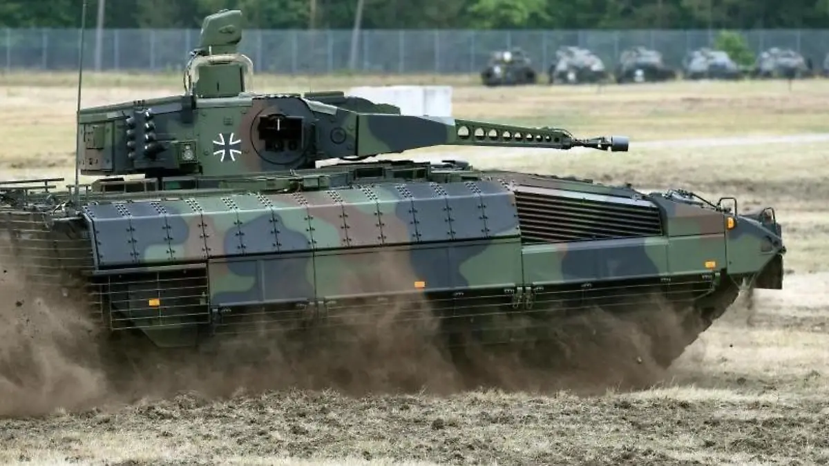 Ein Panzer wird auf dem Erprobungsgelände des Rheinmetall vorgestellt. Foto: Holger Hollemann/Archiv