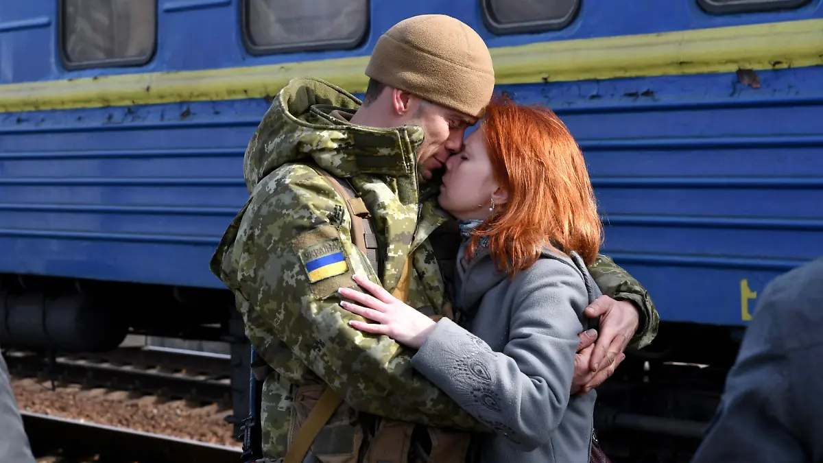 27.02.2022, Ukraine, Kramatorsk: Ein Paar umarmt sich am Bahnhof, bevor die Frau in Richtung Westukraine abreist. Wegen des russischen Angriffs auf die Ukraine sind nach Angaben des UN-Flüchtlingshilfswerks (UNHCR) etwa 368 000 Menschen auf der Flucht. Foto: Andriy Andriyenko/AP/dpa +++ dpa-Bildfunk +++