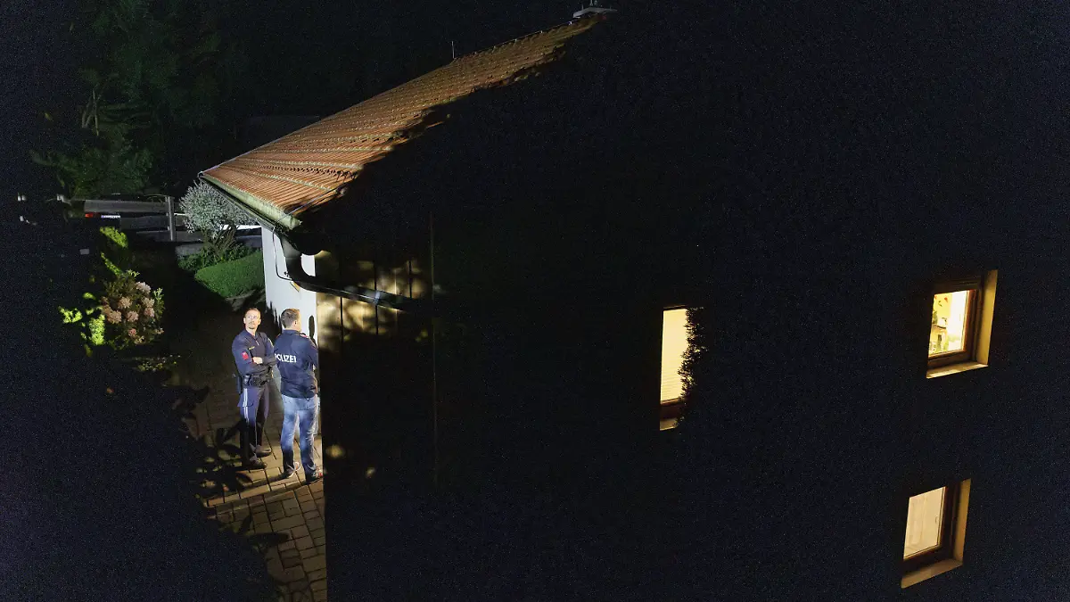 13.06.2023, Österreich, Petersdorf: Polizisten stehen während der Ermittlungen vor einem Wohnhaus. Die Polizei hat in Österreich drei Leichen in einem abgelegenen Wohnhaus entdeckt. Die Hintergründe seien noch unklar, Fremdverschulden könne derzeit nicht ausgeschlossen werden, teilte das Landeskriminalamt Steiermark am Dienstagabend (13.06.2023) mit. Foto: Erwin Scheriau/APA/dpa +++ dpa-Bildfunk +++
