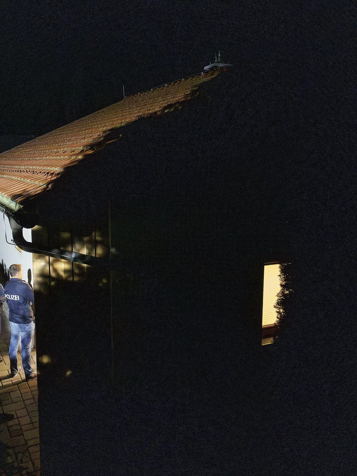 13.06.2023, Österreich, Petersdorf: Polizisten stehen während der Ermittlungen vor einem Wohnhaus. Die Polizei hat in Österreich drei Leichen in einem abgelegenen Wohnhaus entdeckt. Die Hintergründe seien noch unklar, Fremdverschulden könne derzeit nicht ausgeschlossen werden, teilte das Landeskriminalamt Steiermark am Dienstagabend (13.06.2023) mit. Foto: Erwin Scheriau/APA/dpa +++ dpa-Bildfunk +++