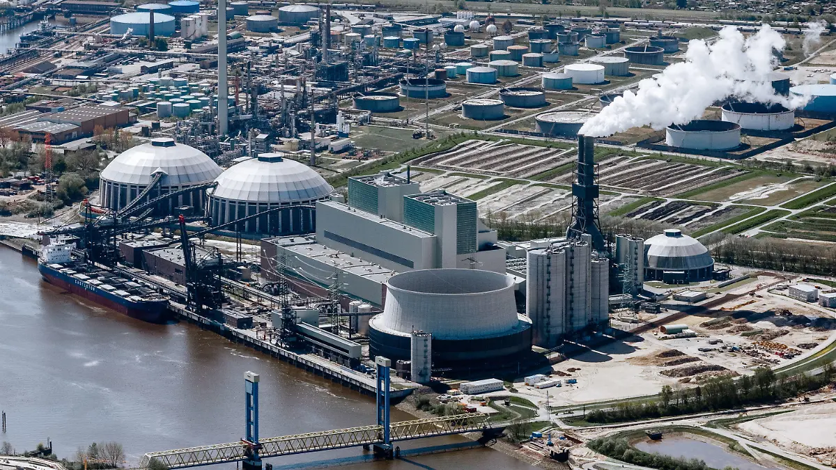 ARCHIV - 05.05.2016, Hamburg: Das Kohlekraftwerk Moorburg ist an der Elbe zu sehen. Das Hamburger Kohlekraftwerk Moorburg könnte zum Jahresende seinen kommerziellen Betrieb einstellen. Im Rahmen einer Auktion der Bundesnetzagentur habe Vattenfall ein Gebot zur Stilllegung der Kapazitäten abgegeben, teilte der Betreiber am 04.09.2020 mit. Foto: Markus Scholz/dpa +++ dpa-Bildfunk +++
