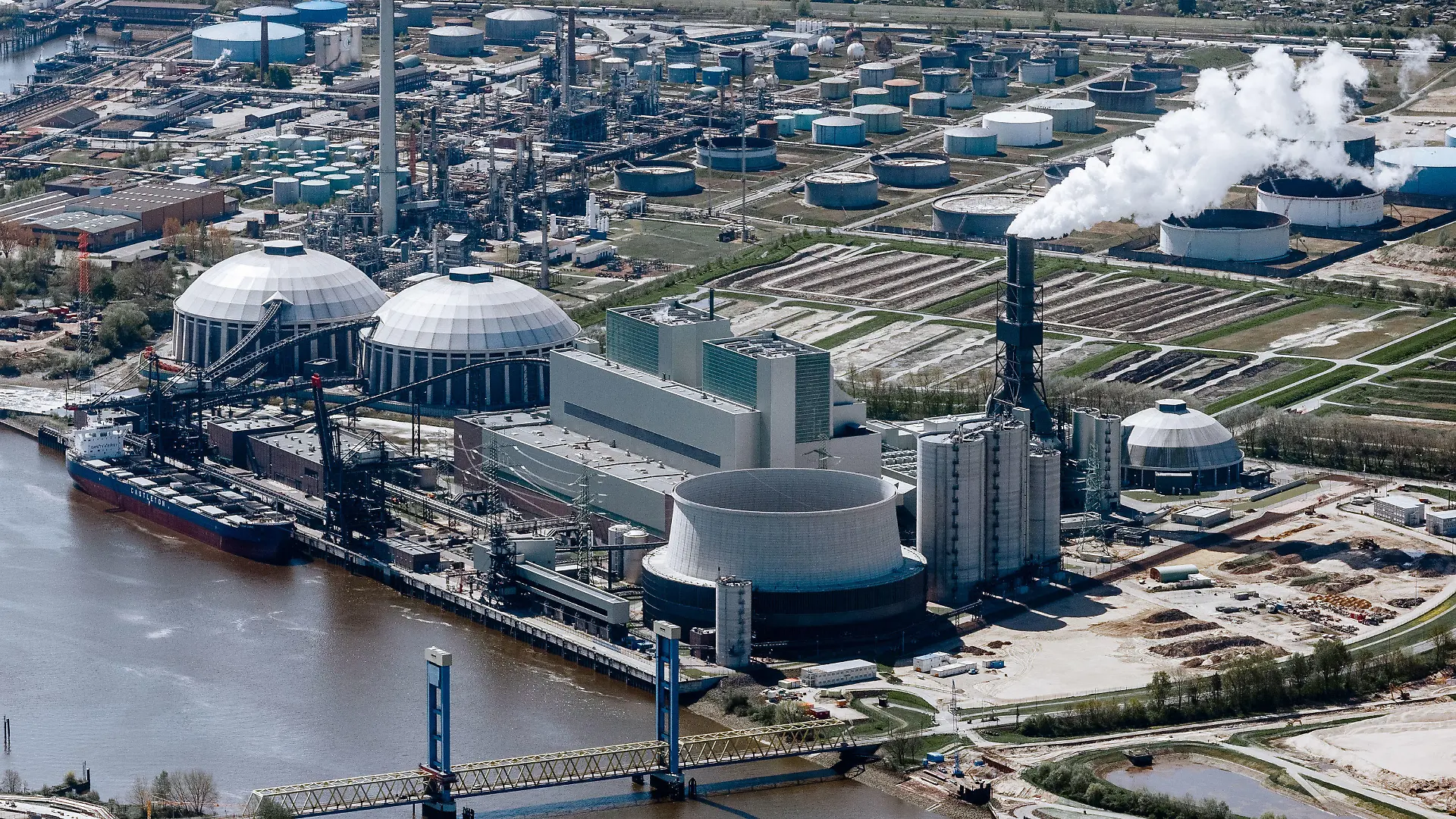 ARCHIV - 05.05.2016, Hamburg: Das Kohlekraftwerk Moorburg ist an der Elbe zu sehen. Das Hamburger Kohlekraftwerk Moorburg könnte zum Jahresende seinen kommerziellen Betrieb einstellen. Im Rahmen einer Auktion der Bundesnetzagentur habe Vattenfall ein Gebot zur Stilllegung der Kapazitäten abgegeben, teilte der Betreiber am 04.09.2020 mit. Foto: Markus Scholz/dpa +++ dpa-Bildfunk +++