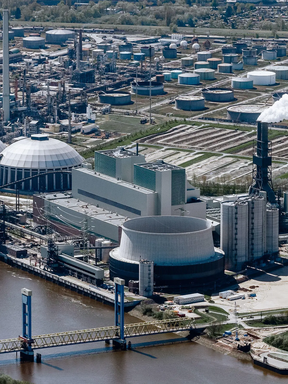 ARCHIV - 05.05.2016, Hamburg: Das Kohlekraftwerk Moorburg ist an der Elbe zu sehen. Das Hamburger Kohlekraftwerk Moorburg könnte zum Jahresende seinen kommerziellen Betrieb einstellen. Im Rahmen einer Auktion der Bundesnetzagentur habe Vattenfall ein Gebot zur Stilllegung der Kapazitäten abgegeben, teilte der Betreiber am 04.09.2020 mit. Foto: Markus Scholz/dpa +++ dpa-Bildfunk +++
