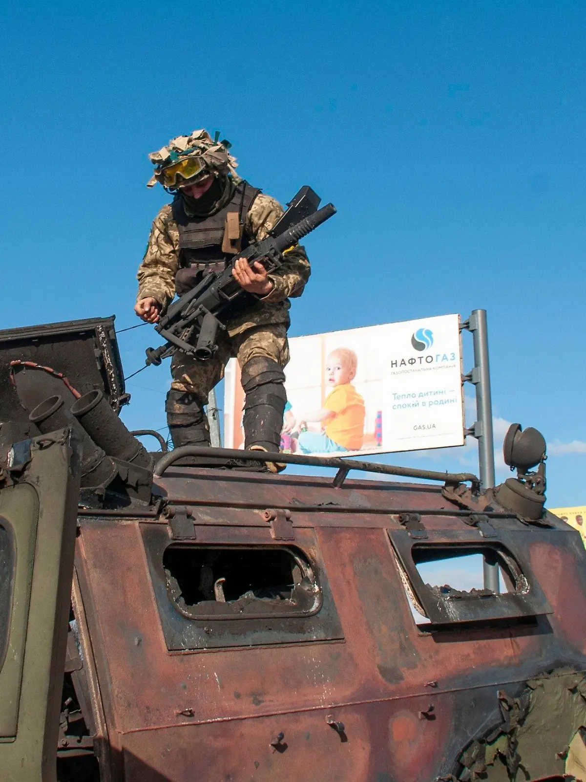 27.02.2022, Ukraine, Charkiw: Ukrainische Soldaten inspizieren ein beschädigtes Militärfahrzeug nach Kämpfen in Charkiw. Die ostukrainische Millionenstadt Charkiw ist nach Angaben des Gouverneurs wieder komplett in ukrainischer Hand. Foto: Marienko Andrew/AP/dpa +++ dpa-Bildfunk +++