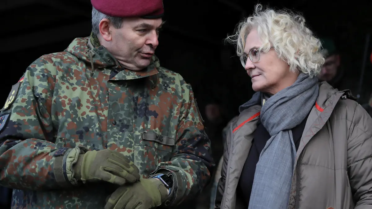 Bundesverteidigungsministerin Christine Lambrecht im Gespräch mit dem Inspekteur des Heeres, Generalleutnant Alfons Mais links auf der Tribüne des Truppenübungsplatz in Munster. Dienstantrittsbesuch der Bundesministerin der Verteidigung Christine Lambrecht beim Deutschen HEER am 07. Februar 2022. Munster Niedersachsen Deutschland