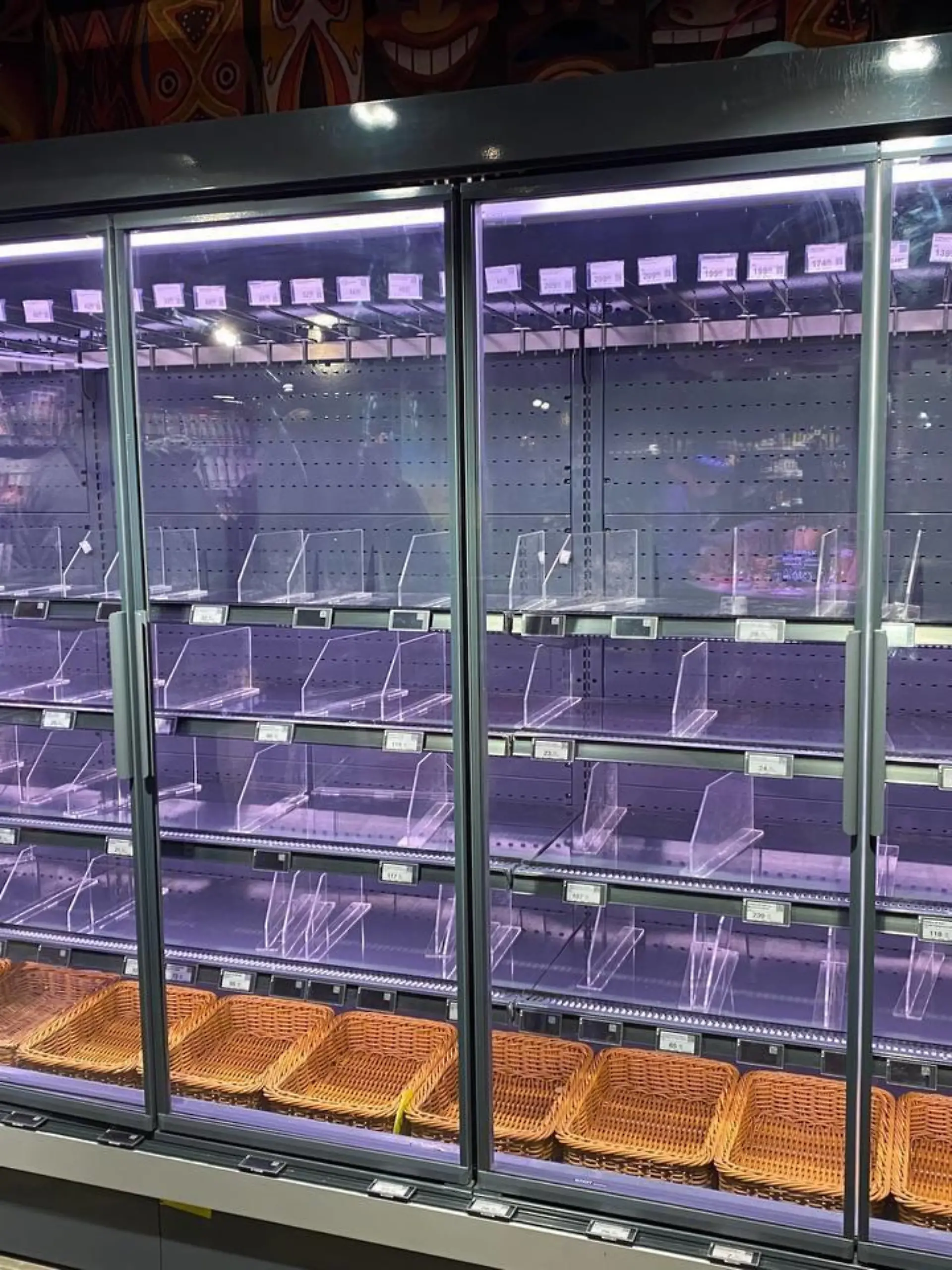 Leere Regale in Supermärkten in Kiew.