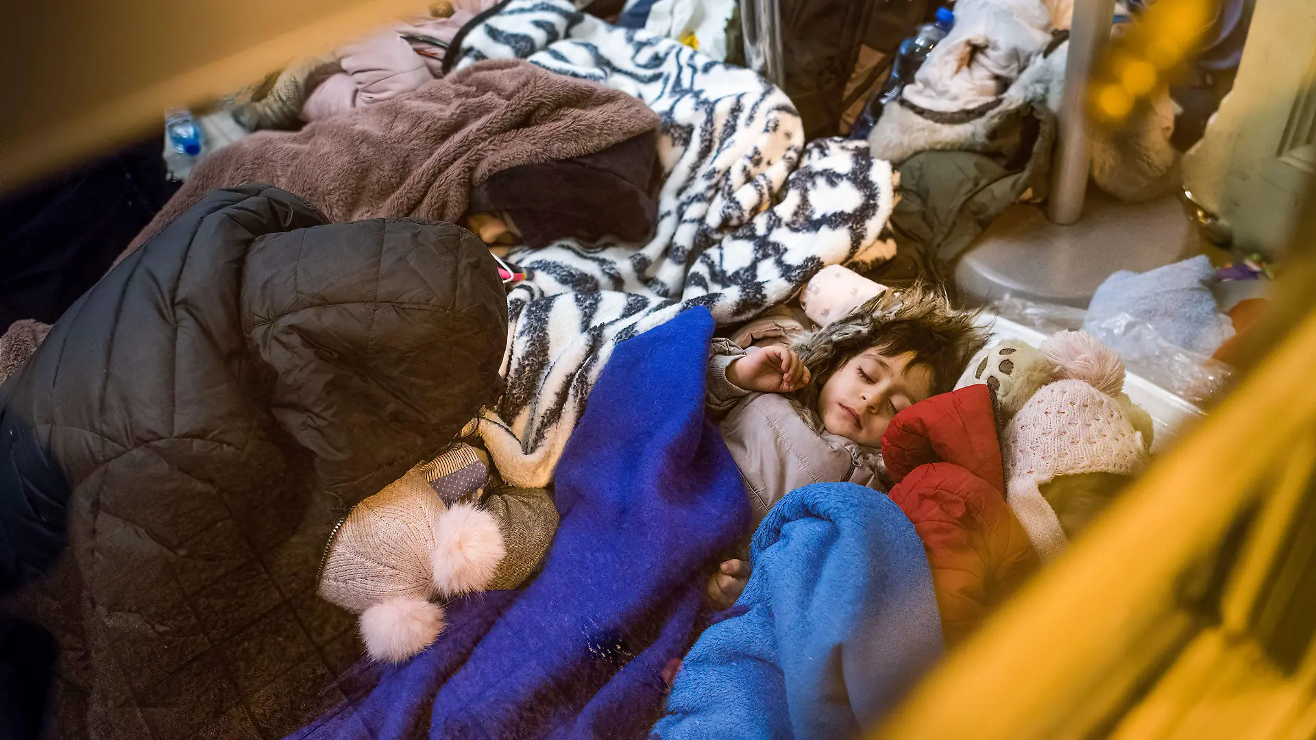 27.02.2022, Polen, Przemysl: Hunderte von ukrainischen Flüchtlingen, die in Przemysl ankamen und keine Bleibe hatten, übernachteten in der Bahnhofshalle, die von den örtlichen Behörden vorbereitet wurde. In Erwartung einer riesigen Fluchtbewegung aus der Ukraine will die EU-Kommission erstmals vorschlagen, Regeln für den Fall eines «massenhaften Zustroms» von Vertriebenen in Kraft zu setzen. Foto: Attila Husejnow/SOPA Images via ZUMA Press Wire/dpa +++ dpa-Bildfunk +++