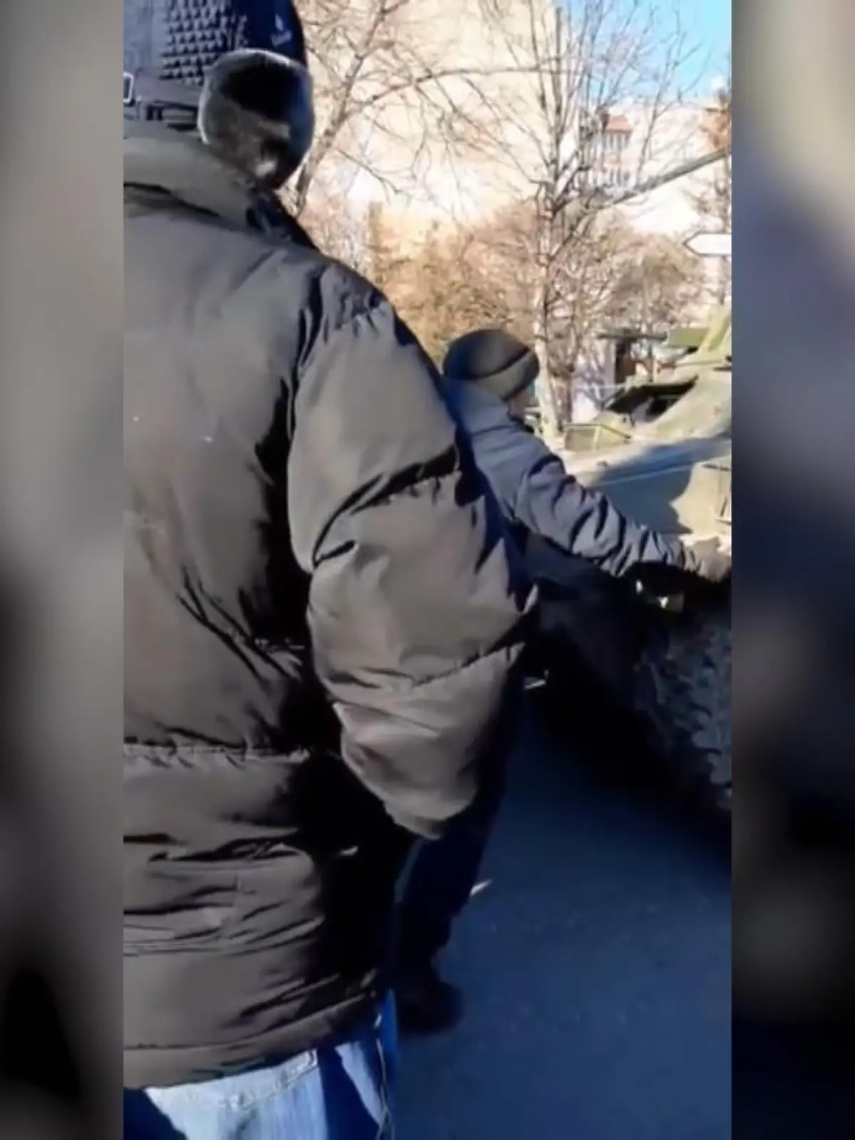Nicht nur das ukrainische Militär und freiwillige Kämpfer stellen sich den russischen Soldaten entgegen, auch immer mehr Zivilisten schließen sich seit Tagen dem Widerstand an - friedlich, mutig und manchmal mit Erfolg.