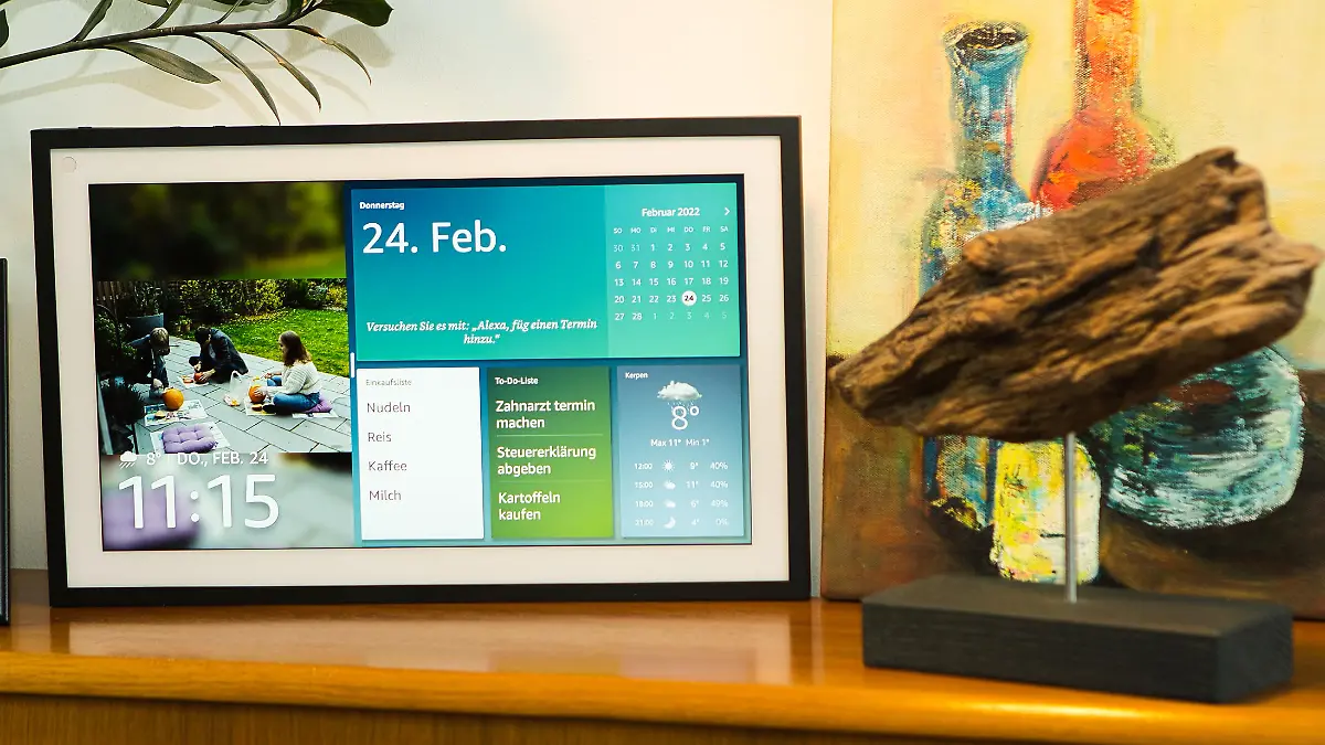 Der große Bildschirm des Echo Show 15 liefert auf einen Blick viel Informationen: Kalendereinträge, Haftnotizen oder Einkaufslisten.