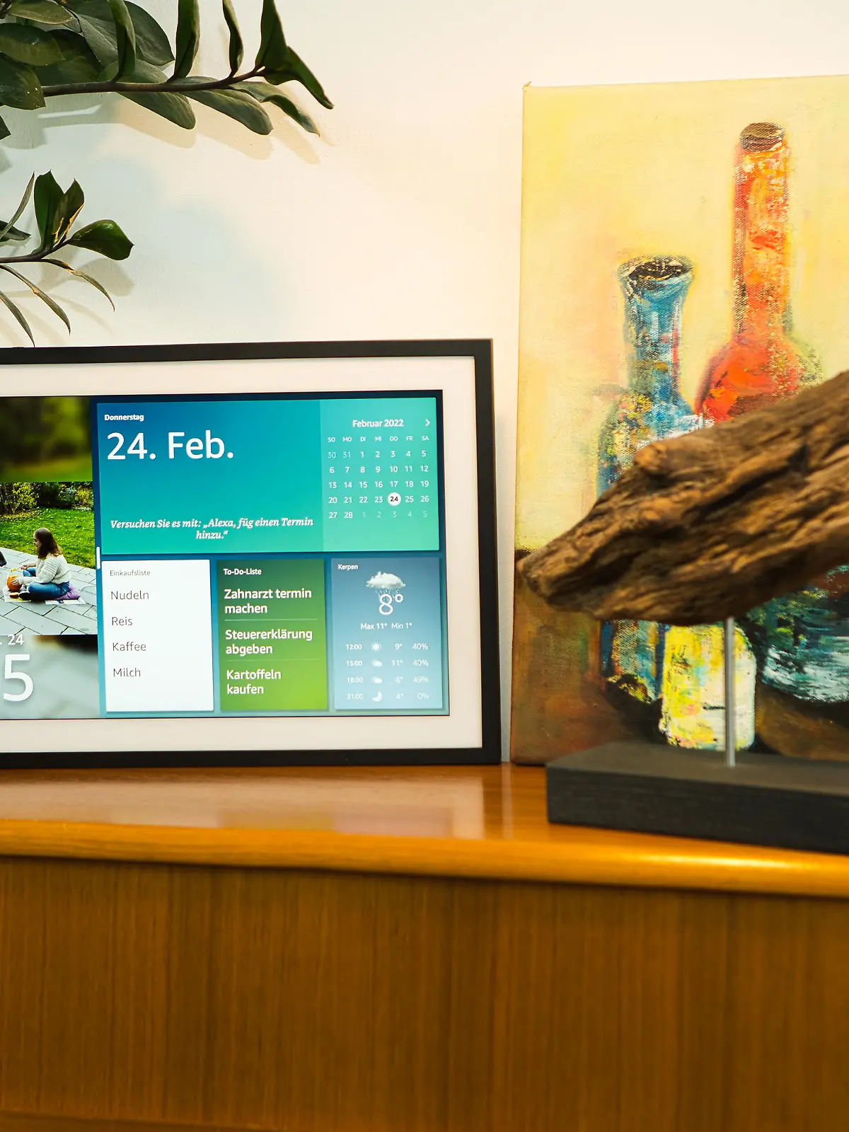 Der große Bildschirm des Echo Show 15 liefert auf einen Blick viel Informationen: Kalendereinträge, Haftnotizen oder Einkaufslisten.