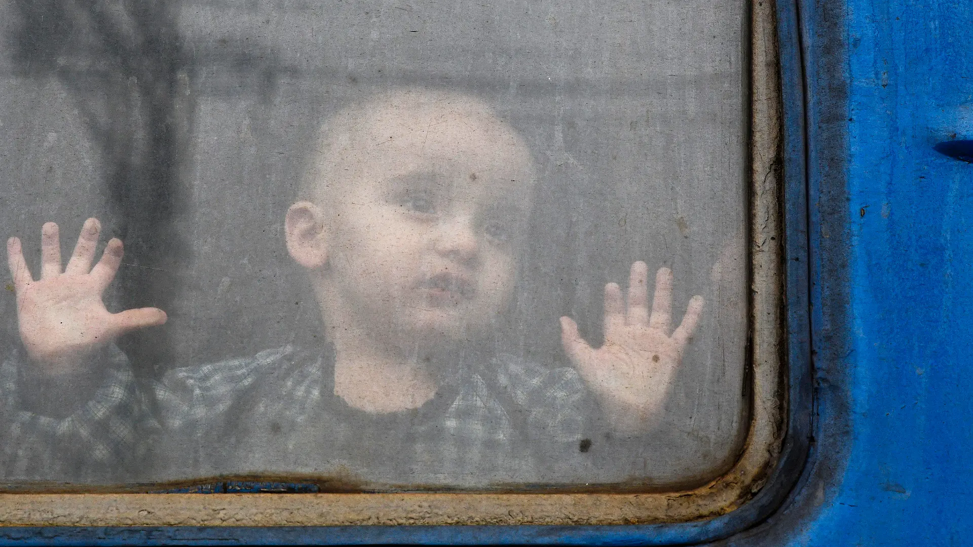 27.02.2022, Ukraine, Kramatorsk: Ein Kind beobachtet auf dem Bahnhof von Kramatorsk einen Zug, der darauf wartet, die Ukraine zu verlassen. Wegen des russischen Angriffs auf die Ukraine sind nach Angaben des UN-Flüchtlingshilfswerks (UNHCR) etwa 368 000 Menschen auf der Flucht. Foto: Andriy Andriyenko/AP/dpa +++ dpa-Bildfunk +++