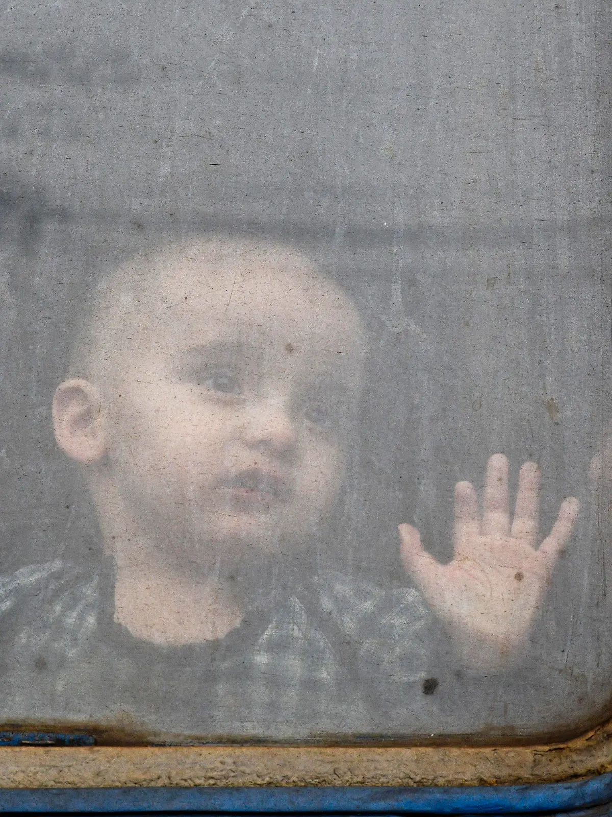 27.02.2022, Ukraine, Kramatorsk: Ein Kind beobachtet auf dem Bahnhof von Kramatorsk einen Zug, der darauf wartet, die Ukraine zu verlassen. Wegen des russischen Angriffs auf die Ukraine sind nach Angaben des UN-Flüchtlingshilfswerks (UNHCR) etwa 368 000 Menschen auf der Flucht. Foto: Andriy Andriyenko/AP/dpa +++ dpa-Bildfunk +++
