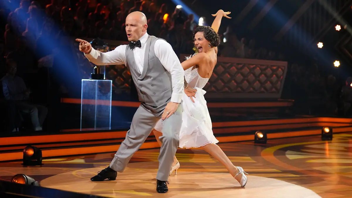 Fabian Hambüchen und Anastasia Maruster tanzen Quickstep.

+++ Die Verwendung des sendungsbezogenen Materials ist nur mit dem Hinweis und Verlinkung auf RTL+ gestattet. +++