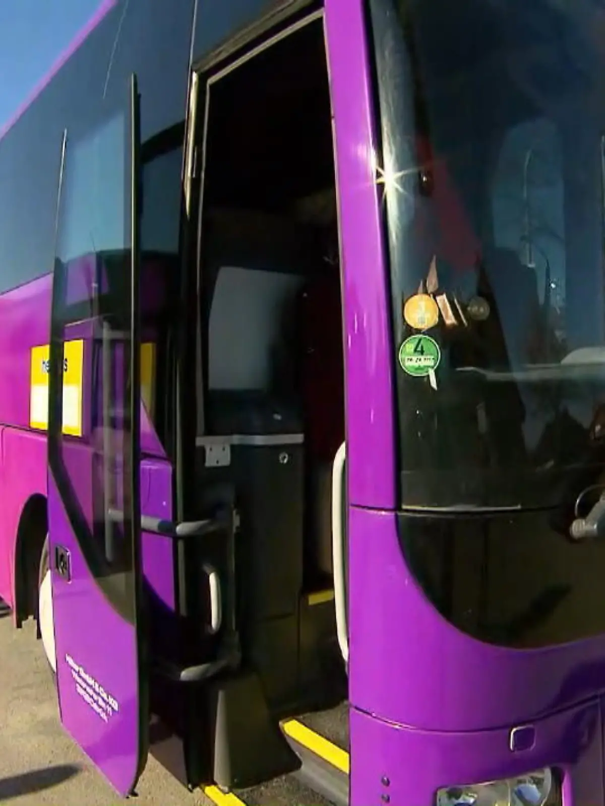 Bild zu: "Busfahrer wollen Flüchtlingen helfen "