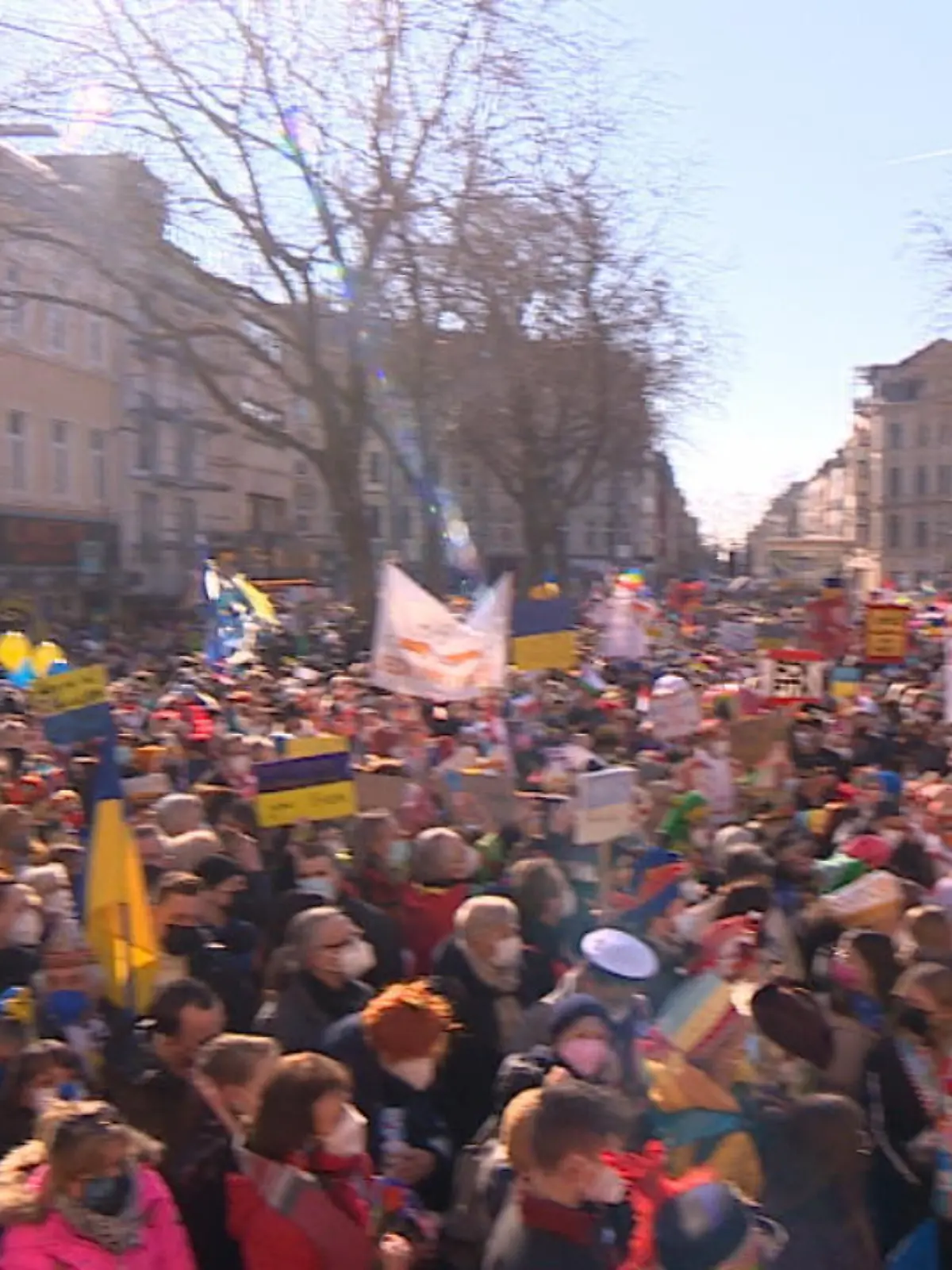 Bild zu: "Köln protestiert am Rosenmontag gegen "