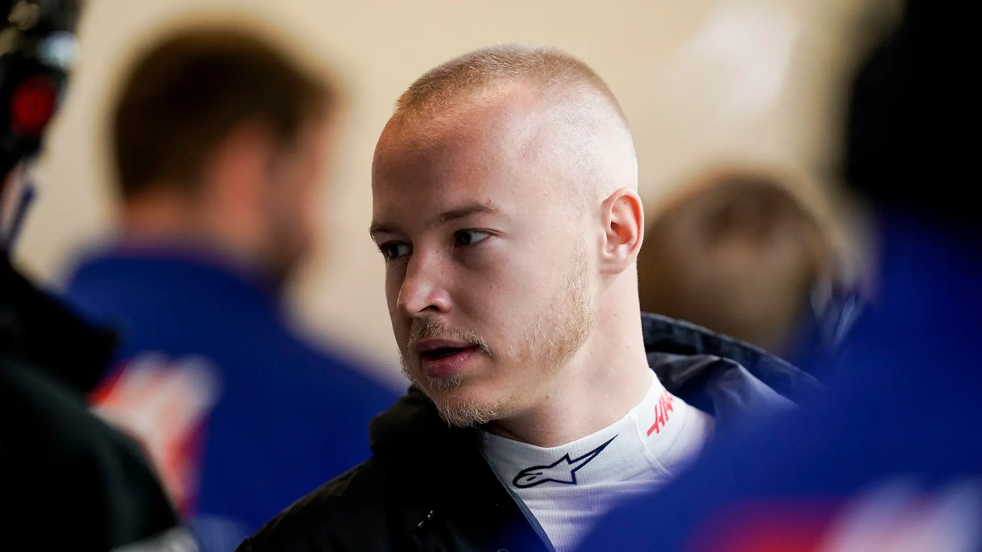 25.02.2022, Spanien, Montmelo: Formel 1: Auftakt Testfahrten auf dem Circuit de Catalunya in Barcelona, 3. Tag: Nikita Mazepin aus Russland vom Team Haas-Ferrari unterhält sich. Das Haas-Team hat für den letzten Testtag den Schriftzug und die Farben seines russischen Sponsors vom Auto entfernt Foto: James Gasperotti/ZUMA Press Wire/dpa +++ dpa-Bildfunk +++