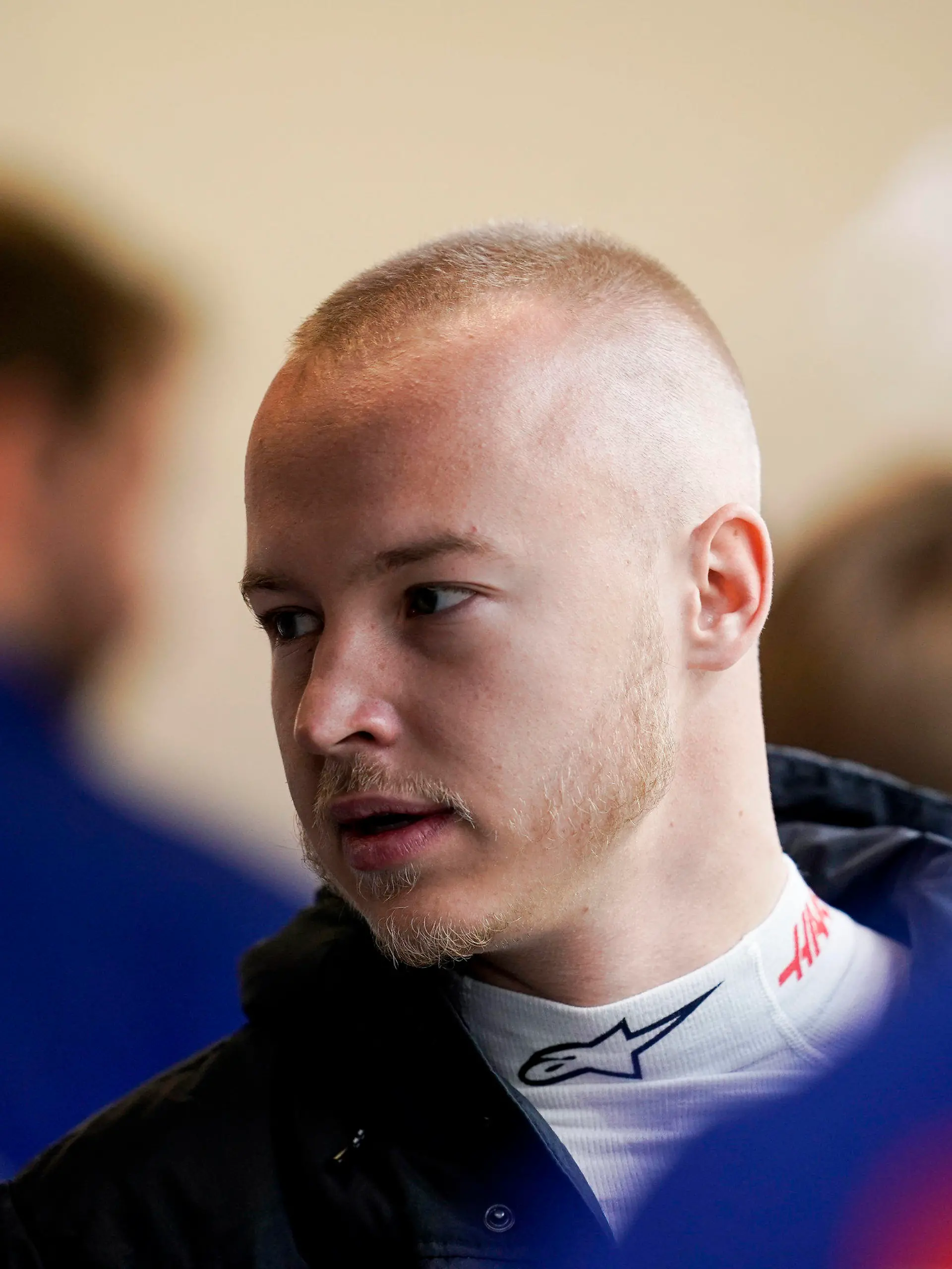 25.02.2022, Spanien, Montmelo: Formel 1: Auftakt Testfahrten auf dem Circuit de Catalunya in Barcelona, 3. Tag: Nikita Mazepin aus Russland vom Team Haas-Ferrari unterhält sich. Das Haas-Team hat für den letzten Testtag den Schriftzug und die Farben seines russischen Sponsors vom Auto entfernt Foto: James Gasperotti/ZUMA Press Wire/dpa +++ dpa-Bildfunk +++
