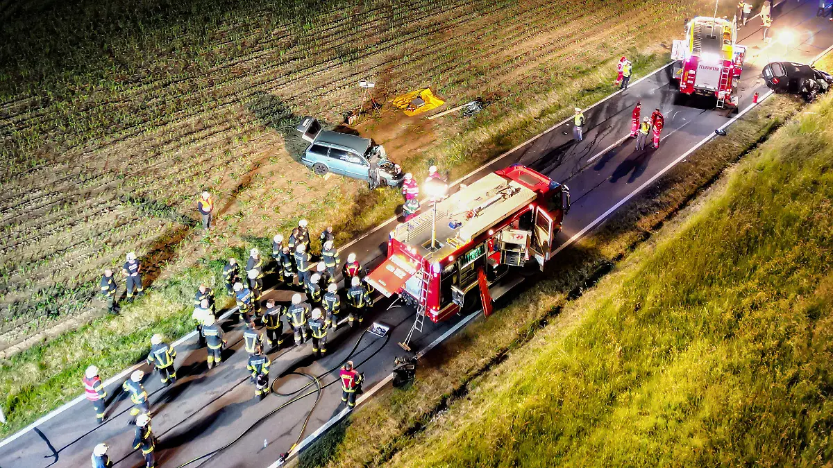 12.06.2023, Österreich, Altenberg: Rettungskräfte und Feuerwehrleute arbeiten am Unfallort. Wenige Stunden nach seiner bestandenen
Führerscheinprüfung hat ein 17-Jähriger einen Unfall mit zwei Toten verursacht. Wie die Polizei berichtete, war der Fahranfänger nach ersten Erkenntnissen auf einer Landstraße bei Linz von der Fahrbahn abgekommen und ins Schleudern geraten. Foto: Team Fotokerschi / Schartner/APA/dpa +++ dpa-Bildfunk +++