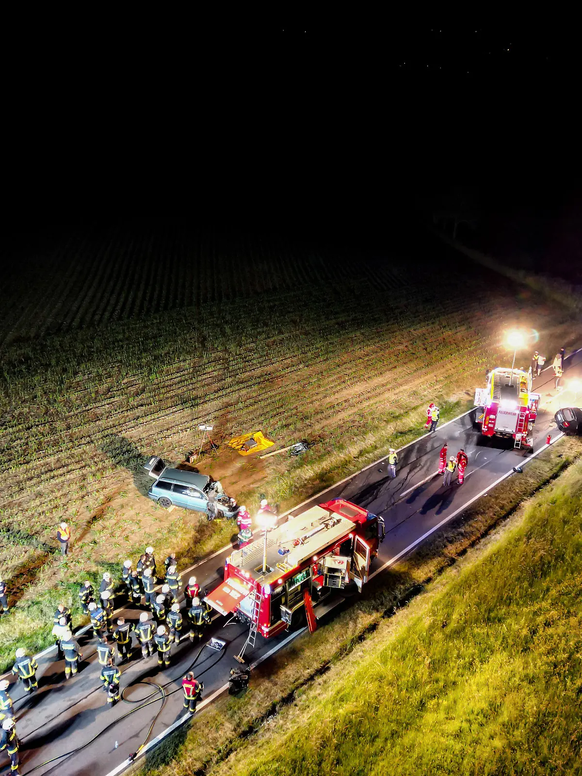 12.06.2023, Österreich, Altenberg: Rettungskräfte und Feuerwehrleute arbeiten am Unfallort. Wenige Stunden nach seiner bestandenen
Führerscheinprüfung hat ein 17-Jähriger einen Unfall mit zwei Toten verursacht. Wie die Polizei berichtete, war der Fahranfänger nach ersten Erkenntnissen auf einer Landstraße bei Linz von der Fahrbahn abgekommen und ins Schleudern geraten. Foto: Team Fotokerschi / Schartner/APA/dpa +++ dpa-Bildfunk +++