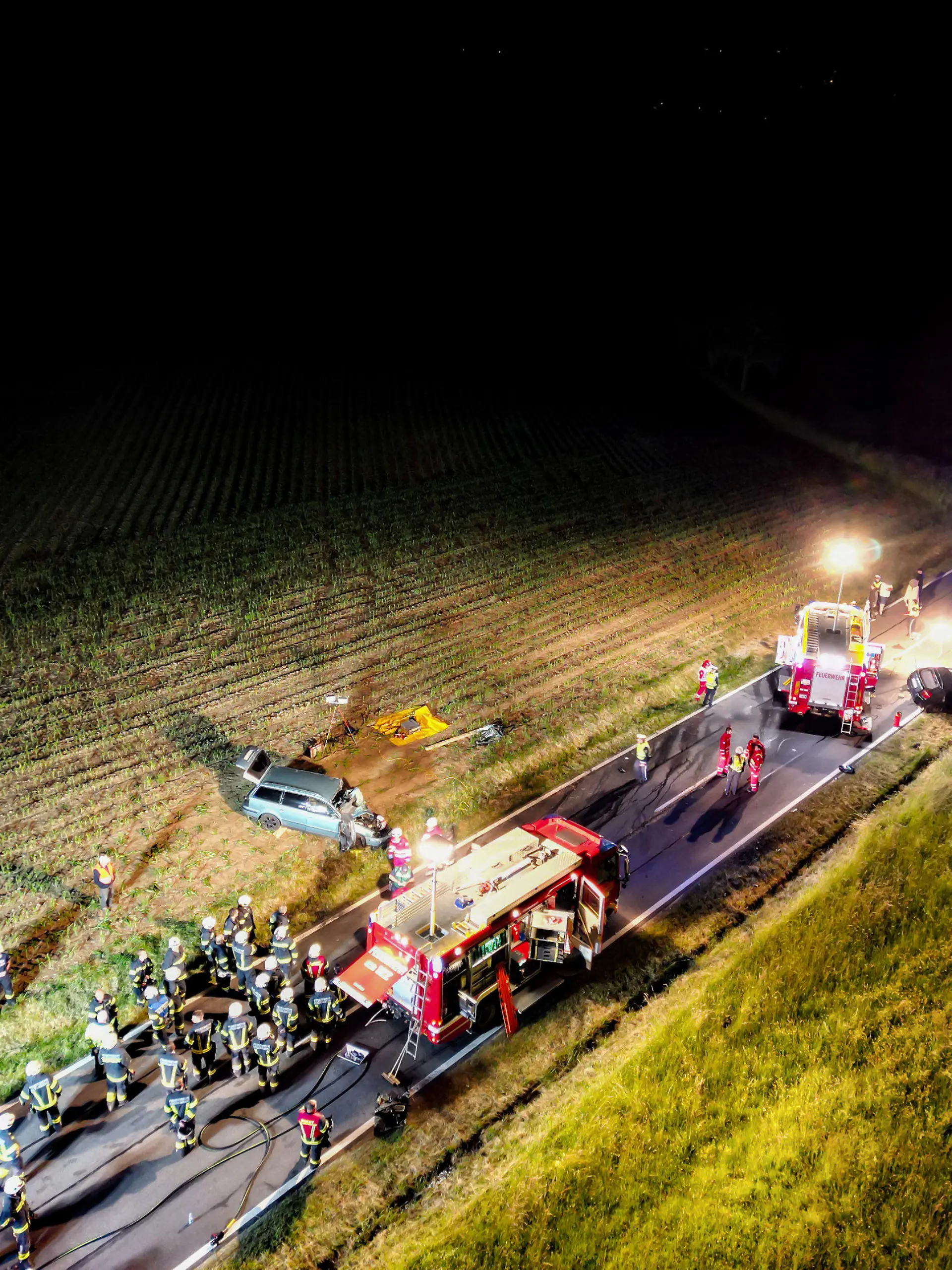 12.06.2023, Österreich, Altenberg: Rettungskräfte und Feuerwehrleute arbeiten am Unfallort. Wenige Stunden nach seiner bestandenen
Führerscheinprüfung hat ein 17-Jähriger einen Unfall mit zwei Toten verursacht. Wie die Polizei berichtete, war der Fahranfänger nach ersten Erkenntnissen auf einer Landstraße bei Linz von der Fahrbahn abgekommen und ins Schleudern geraten. Foto: Team Fotokerschi / Schartner/APA/dpa +++ dpa-Bildfunk +++