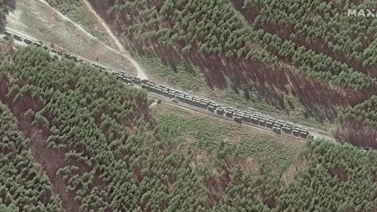HANDOUT - 28.02.2022, Ukraine, ---: Dieses von Maxar Technologies zur Verfügung gestellte Satellitenbild zeigt das nördliche Ende eines Konvois russischer Fahrzeuge südöstlich von Iwankiw, nordwestlich von Kiew. Kurz nach Ende einer ersten Runde von Friedensverhandlungen zwischen Russen und Ukrainern hat es in der ukrainischen Hauptstadt Kiew Medienberichten zufolge mindestens zwei große Explosionen gegeben. Foto: Uncredited/Maxar Technologies/AP/dpa - ACHTUNG: Nur zur redaktionellen Verwendung im Zusammenhang mit der Berichterstattung und bis zum 14.03.2022. Das Foto darf nicht verändert und nur im vollen Ausschnitt verwendet werden. Keine Archivierung. Nur mit vollständiger Nennung des vorstehenden Credits +++ dpa-Bildfunk +++