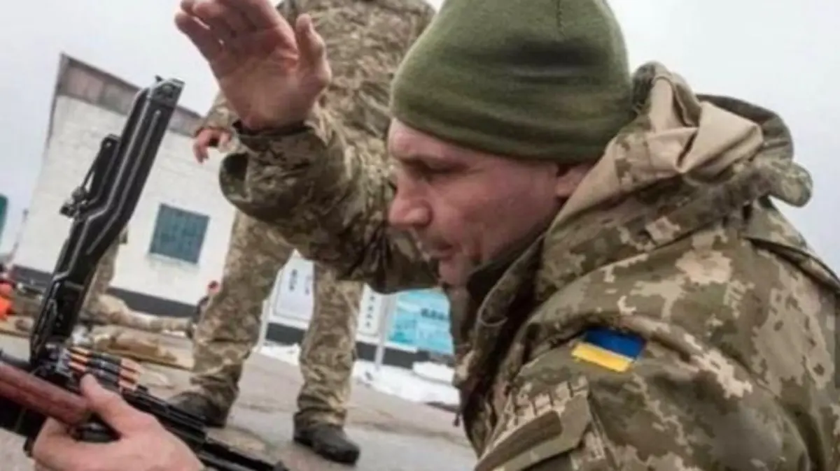 Vitali Klitschko bei einer Militärübung im März 2021.