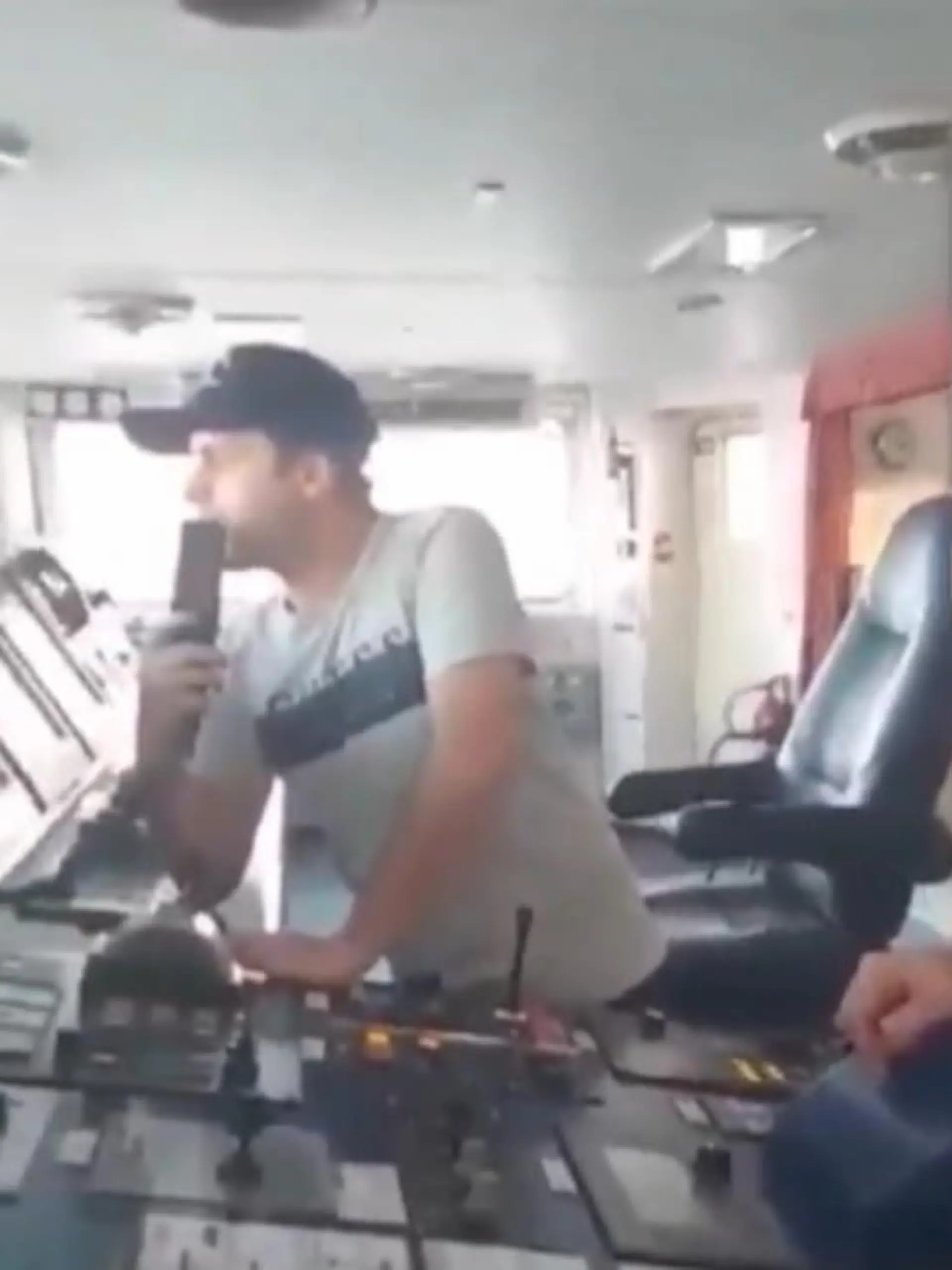 Diese Abfuhr sitzt. Als ein georgischer Schiffskapitän einen Funkspruch eines hilfesuchenden russischen Schiffs erhält, erteilt er dem eine deutliche Abfuhr.