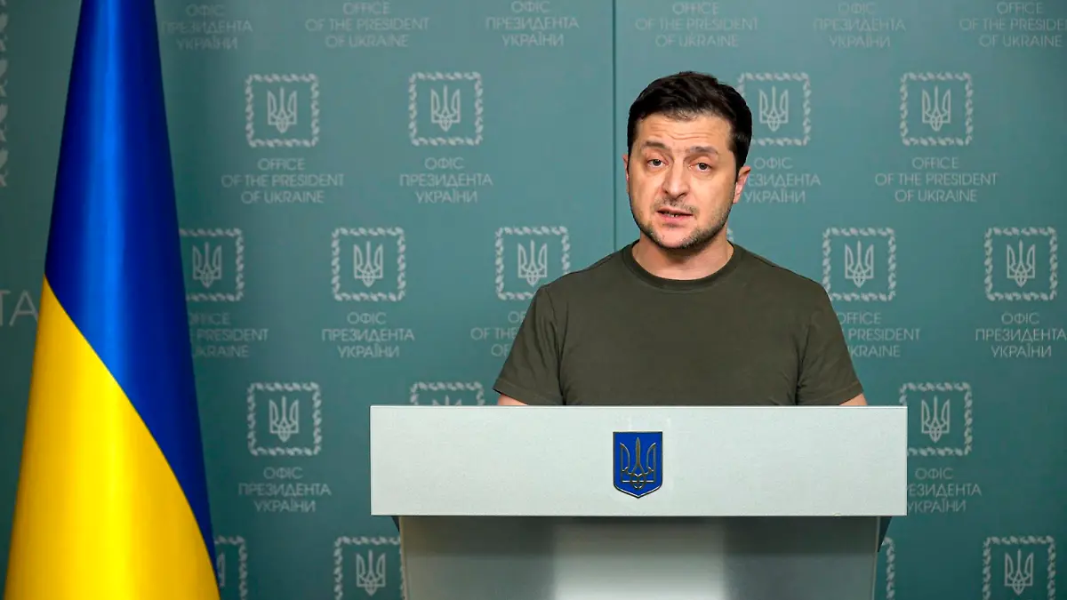 HANDOUT - 27.02.2022, Ukraine, Kiew: Auf diesem Standbild aus einem Video des Pressebüros des ukrainischen Präsidenten spricht Wolodymyr Selenskyj, Präsident der Ukraine, zur Nation. Der ukrainische Präsident Wolodymyr Selenskyj rief seine Landsleute in Videobotschaften zur Abwehr russischer Angriffe auf. Foto: Uncredited/Ukrainian Presidential Press Office/dpa - ACHTUNG: Nur zur redaktionellen Verwendung und nur mit vollständiger Nennung des vorstehenden Credits +++ dpa-Bildfunk +++