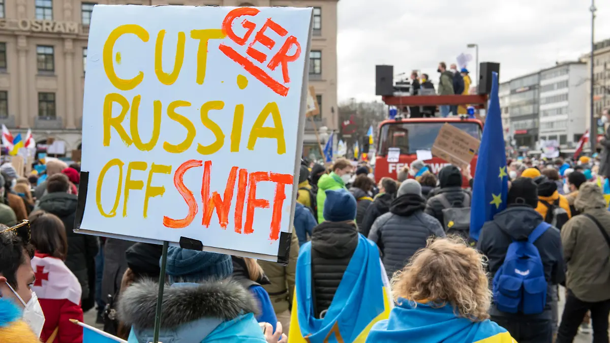 News Bilder des Tages Kundgebung gegen Krieg in der Ukraine, für Solidarität mit der Ukraine, 5.000 Teilnehmer bei Demo auf dem Karlsplatz, München, 26.02.2022 Deutschland, München, 26.02.2022, Kundgebung gegen Putins Krieg in der Ukraine, Solidarität mit der Ukraine, ca. 5.000 Menschen bei Demonstration auf dem Karlsplatz, viele Teilnehmer in den ukrainischen Farben blau und gelb, Plakat Russland aus dem Zahlungssystem SWIFT auszuschliessen, Plakate, Schilder, Stop Putin, Stop Russia, friedliche Demo in der Münchner Innenstadt, mittags, *** Rally against war in Ukraine, for solidarity with Ukraine, 5 000 participants at demonstration on Karlsplatz, Munich, 26 02 2022 Germany, Munich, 26 02 2022, rally against Putins war in Ukraine, solidarity with Ukraine
