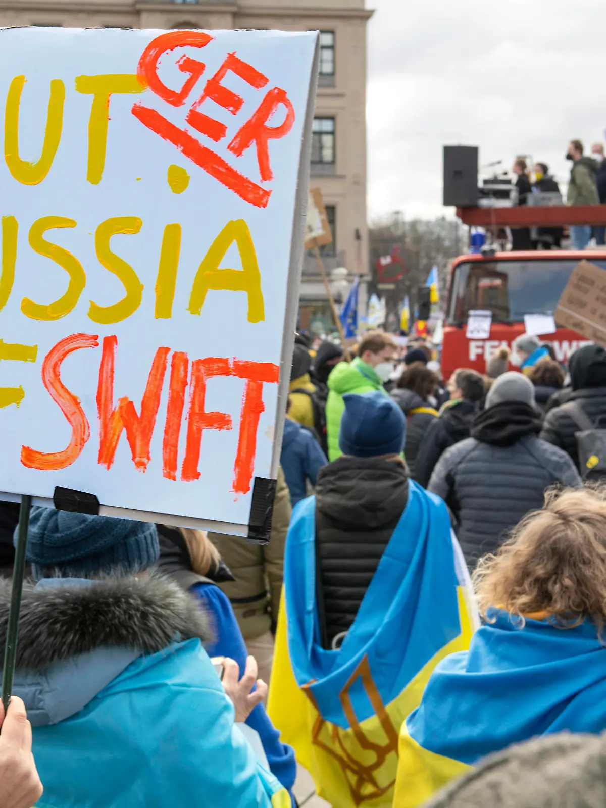 News Bilder des Tages Kundgebung gegen Krieg in der Ukraine, für Solidarität mit der Ukraine, 5.000 Teilnehmer bei Demo auf dem Karlsplatz, München, 26.02.2022 Deutschland, München, 26.02.2022, Kundgebung gegen Putins Krieg in der Ukraine, Solidarität mit der Ukraine, ca. 5.000 Menschen bei Demonstration auf dem Karlsplatz, viele Teilnehmer in den ukrainischen Farben blau und gelb, Plakat Russland aus dem Zahlungssystem SWIFT auszuschliessen, Plakate, Schilder, Stop Putin, Stop Russia, friedliche Demo in der Münchner Innenstadt, mittags, *** Rally against war in Ukraine, for solidarity with Ukraine, 5 000 participants at demonstration on Karlsplatz, Munich, 26 02 2022 Germany, Munich, 26 02 2022, rally against Putins war in Ukraine, solidarity with Ukraine