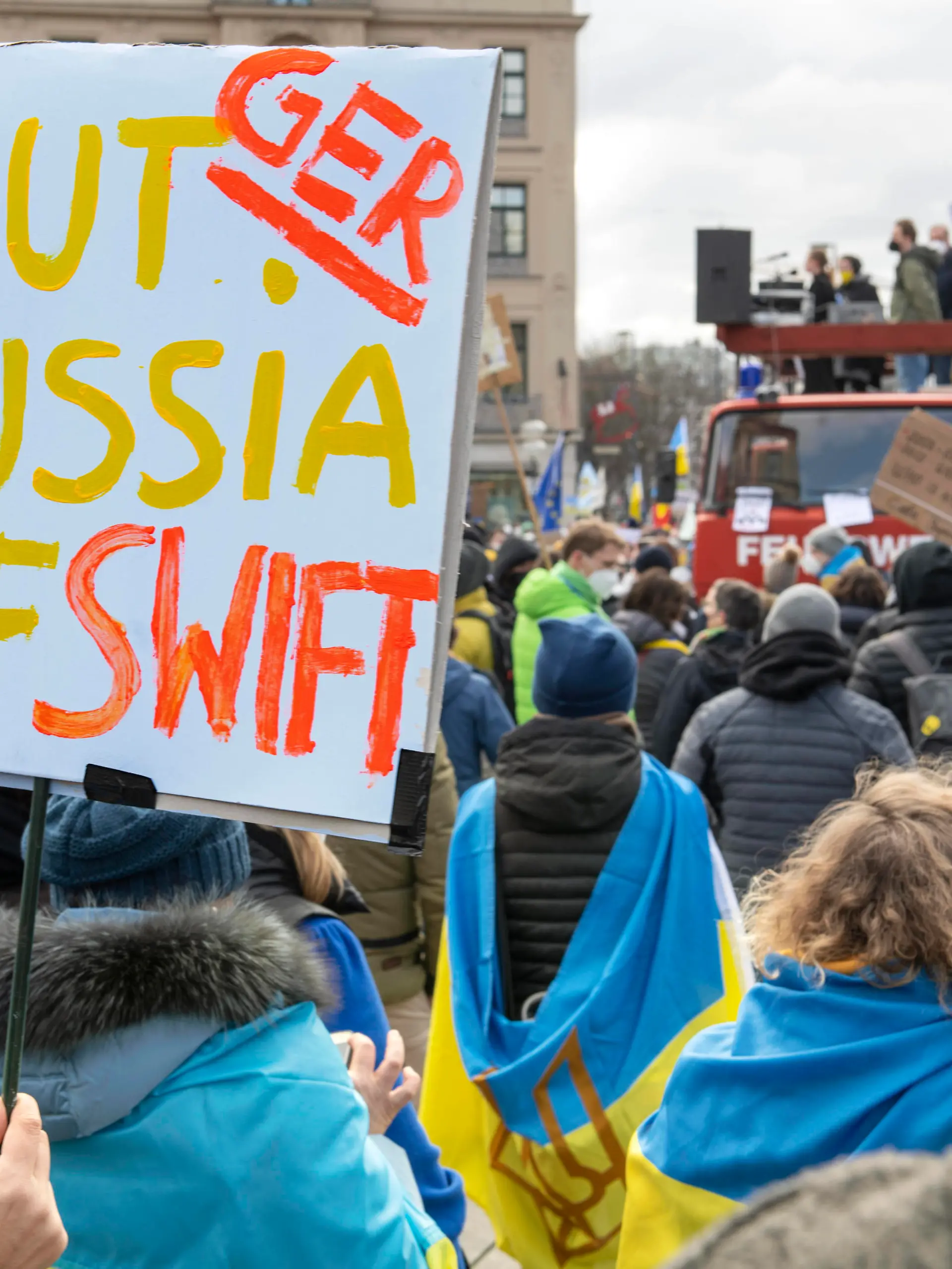 News Bilder des Tages Kundgebung gegen Krieg in der Ukraine, für Solidarität mit der Ukraine, 5.000 Teilnehmer bei Demo auf dem Karlsplatz, München, 26.02.2022 Deutschland, München, 26.02.2022, Kundgebung gegen Putins Krieg in der Ukraine, Solidarität mit der Ukraine, ca. 5.000 Menschen bei Demonstration auf dem Karlsplatz, viele Teilnehmer in den ukrainischen Farben blau und gelb, Plakat Russland aus dem Zahlungssystem SWIFT auszuschliessen, Plakate, Schilder, Stop Putin, Stop Russia, friedliche Demo in der Münchner Innenstadt, mittags, *** Rally against war in Ukraine, for solidarity with Ukraine, 5 000 participants at demonstration on Karlsplatz, Munich, 26 02 2022 Germany, Munich, 26 02 2022, rally against Putins war in Ukraine, solidarity with Ukraine