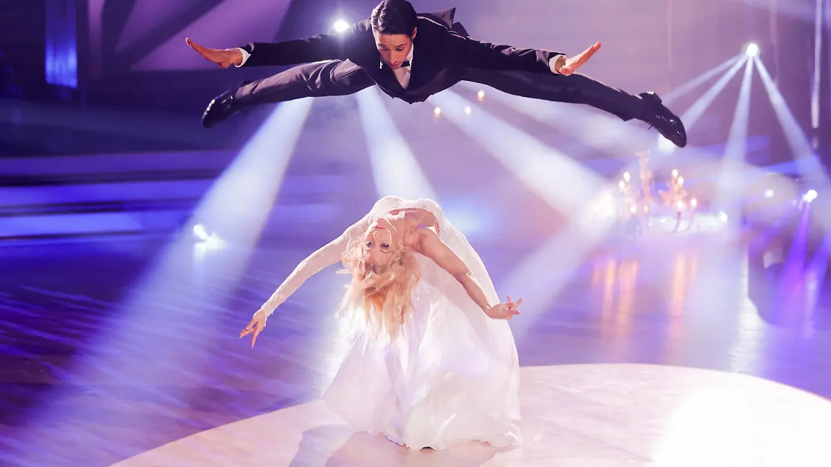 dpatopbilder - 25.02.2022, Nordrhein-Westfalen, Köln: Rene Casselly, Zirkusartist, und Kathrin Menzinger, Profitänzerin, tanzen in der RTL-Tanzshow «Let's Dance» im Coloneum. Foto: Rolf Vennenbernd/dpa +++ dpa-Bildfunk +++