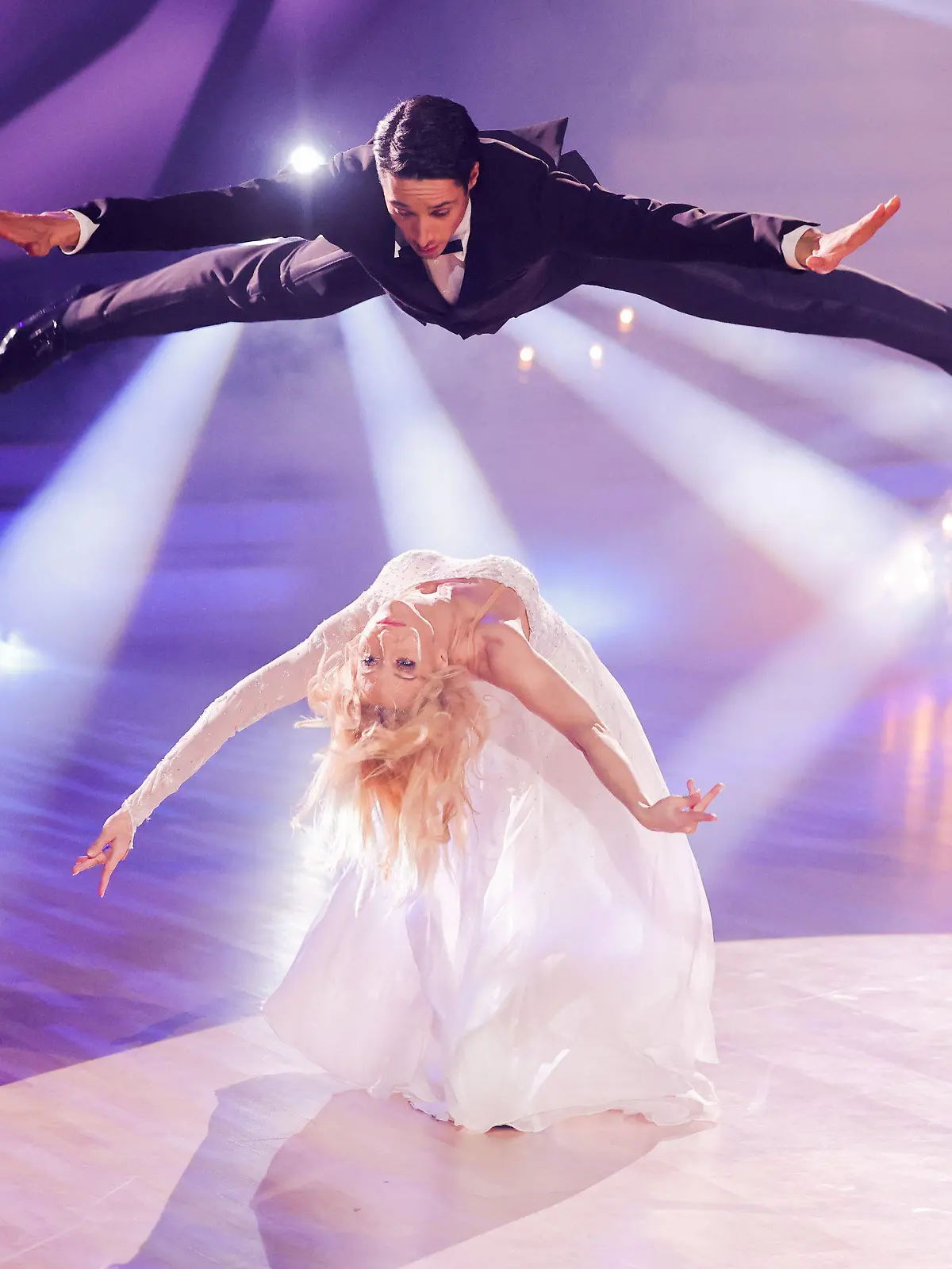dpatopbilder - 25.02.2022, Nordrhein-Westfalen, Köln: Rene Casselly, Zirkusartist, und Kathrin Menzinger, Profitänzerin, tanzen in der RTL-Tanzshow «Let's Dance» im Coloneum. Foto: Rolf Vennenbernd/dpa +++ dpa-Bildfunk +++