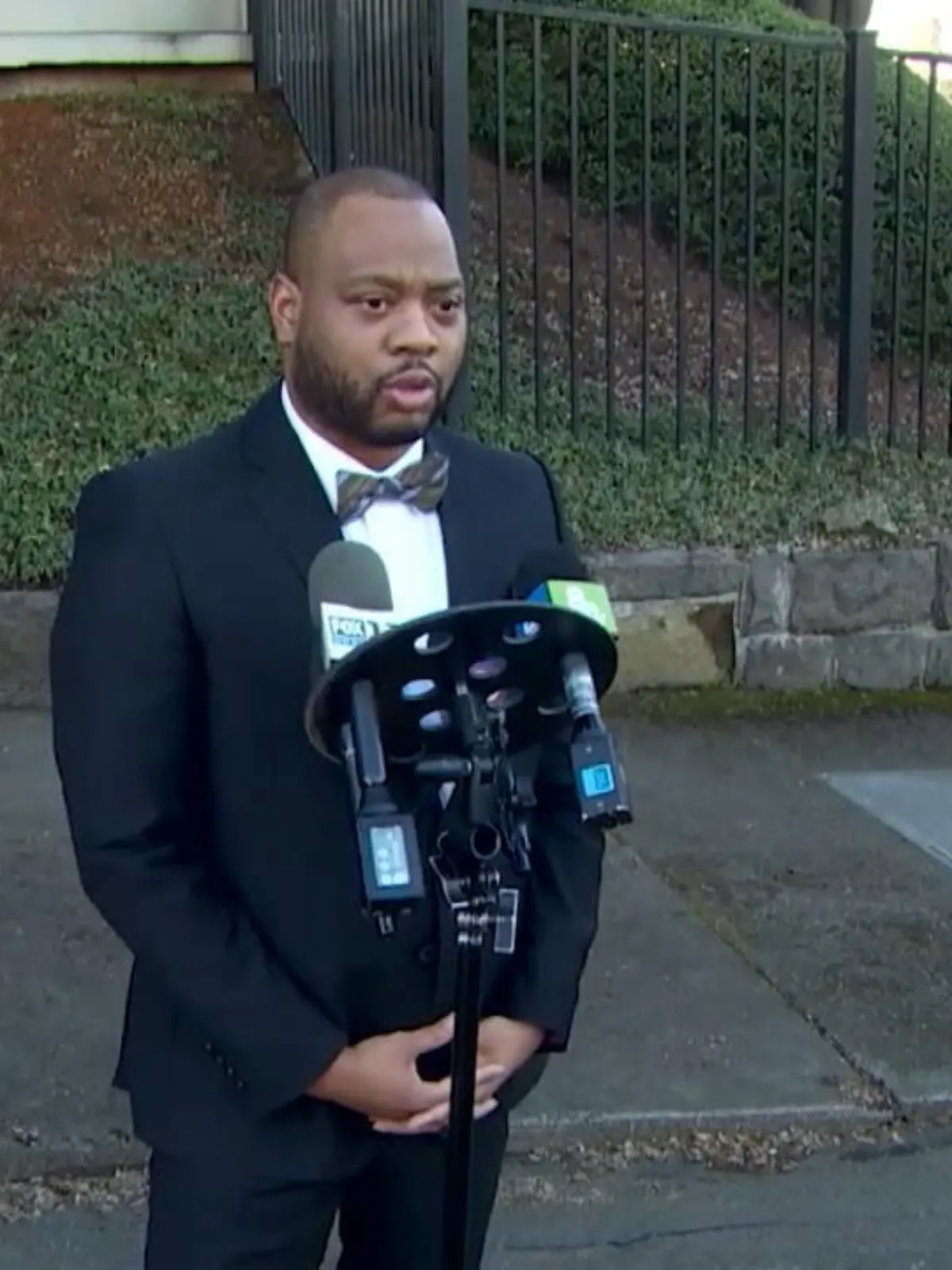 TP Brown Jr. konnte Schlimmeres verhindern, als ein mutmaßlicher Autodieb das Fahrzeug eines Paares vor einer Grundschule in Portland entwendet hat – mit der 3-jährigen Tochter auf dem Rücksitz. Brown sagt, dass er einfach glücklich, sei zur richtigen Zeit am richtigen Ort gewesen zu sein.